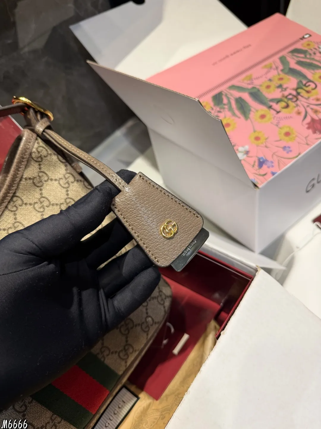 ❤️P190（折叠礼盒）❤️ Gucci 二次回购了这只Hobo慵懒风托特包！超赞~ 被同事问了N次的高级感托特包来啦的！超显贵气！经典 GucciGG 老花的标识，辨识度很高，材质经典耐用不过时！包包里面有一个小的夹层，可以放下很多东西，通勤上班，放电脑也可以轻松容纳，自重也是很轻便，这-点非常棒上班，上课，旅行，通勤，真的好适合，棕色口百搭实用率高！尺寸26.21