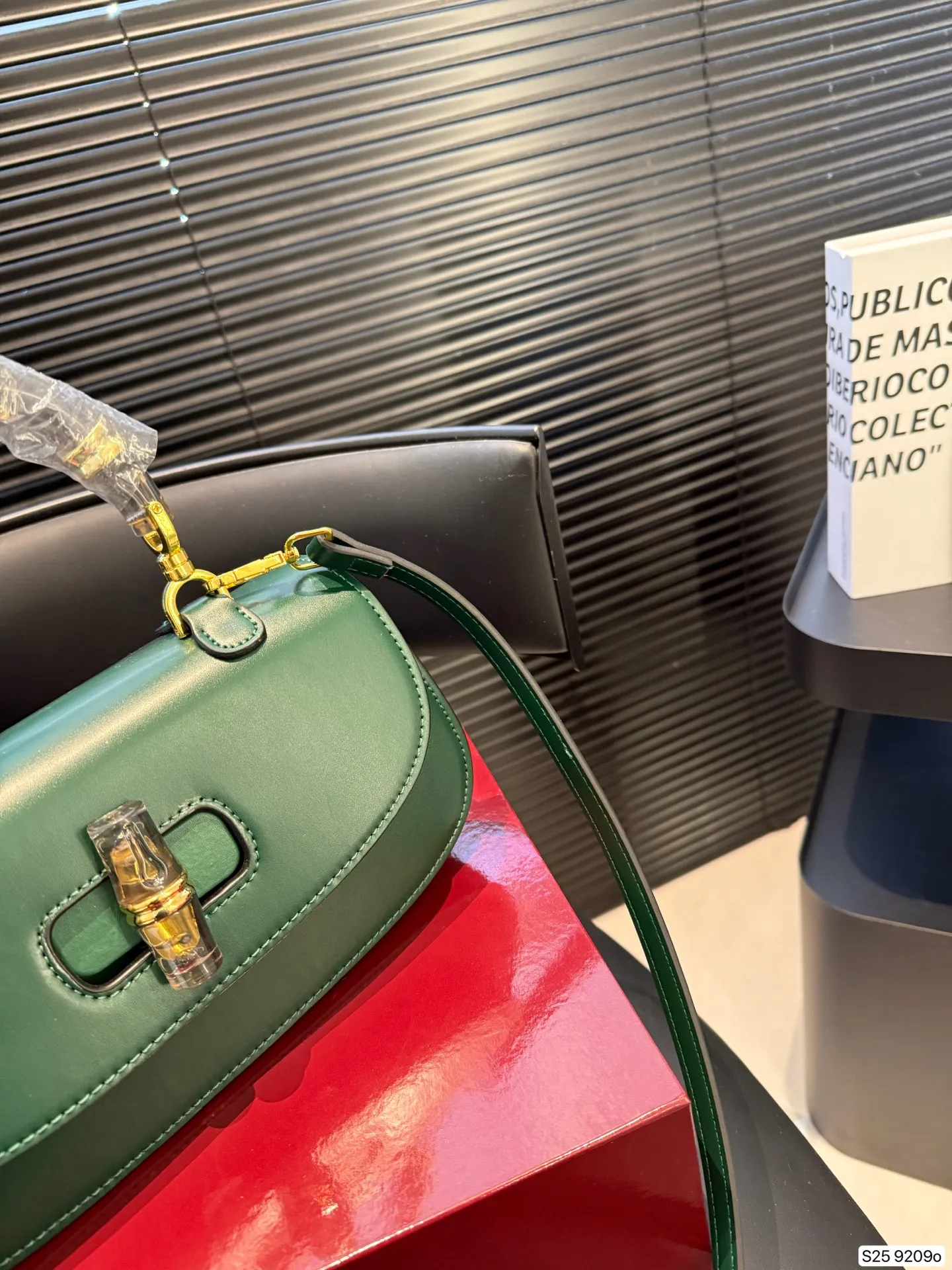 P175 配折叠盒 竹节包超级亮眼的绿色/Gucci bamboo Gucci古驰Bamboo竹节包 新款绿色 手提单肩斜挎包 超级好看 尺寸25.5 15 货号9209