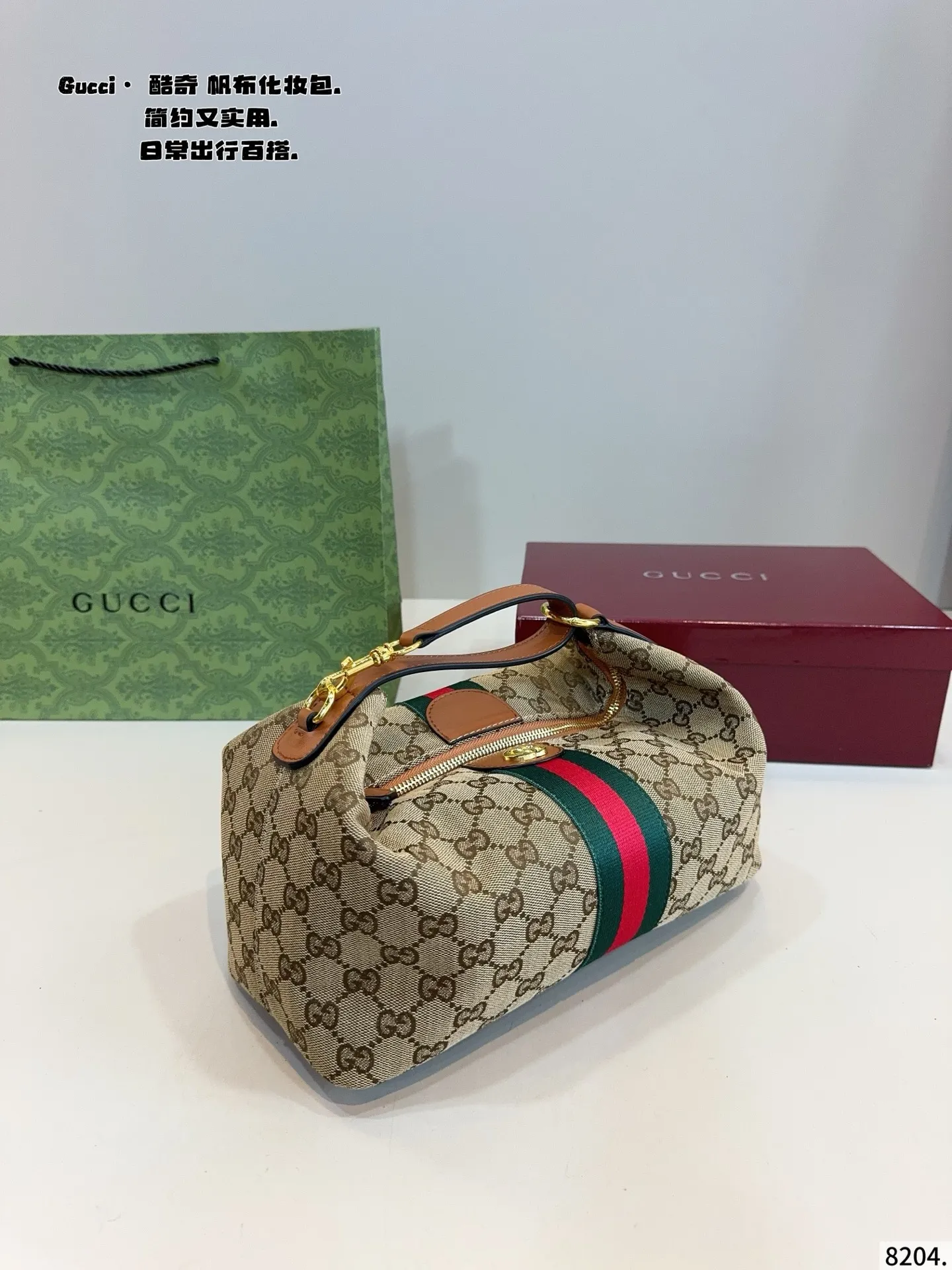 p125配礼盒🎁. Gucci Vanity,真的太绝了✨ Gucci Vanity系列真的是近期的心头好!它的设计灵感源自品牌经典化妆包,复古又时髦,一整个爱住了 造型独特:饭盒包的造型超级可爱,棕色帆布款搭配GG logo图案、红绿条纹织带和GG Logo,经典元素拉满,辨识度超高,怎么搭配都不会出错~ 背法多样:复古小提手,自带延长肩带,能手提、单肩背、斜挎,轻松适配各种场景和穿搭风格。 容量惊人:外观小巧,内部空间大,手机、钱包、化妆品、折叠伞等都能轻松装下,日常使用超方便。 如果你也在寻找一款颜值与实用并存的包包,Gucci Vanity绝对值得~尺寸:28*13*18cm