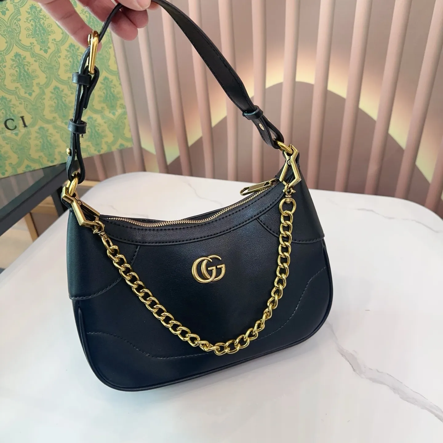 P110 折叠礼盒 酷奇新款Gucci 腋下包| 全新新月包型,从品牌典藏元素汲取灵感,饰有20世纪70年代经典双G标志,并配有两根肩带,一条皮质,一条金属,诠释了品牌所推崇的实用设计理念。尺寸25.5.15 Q