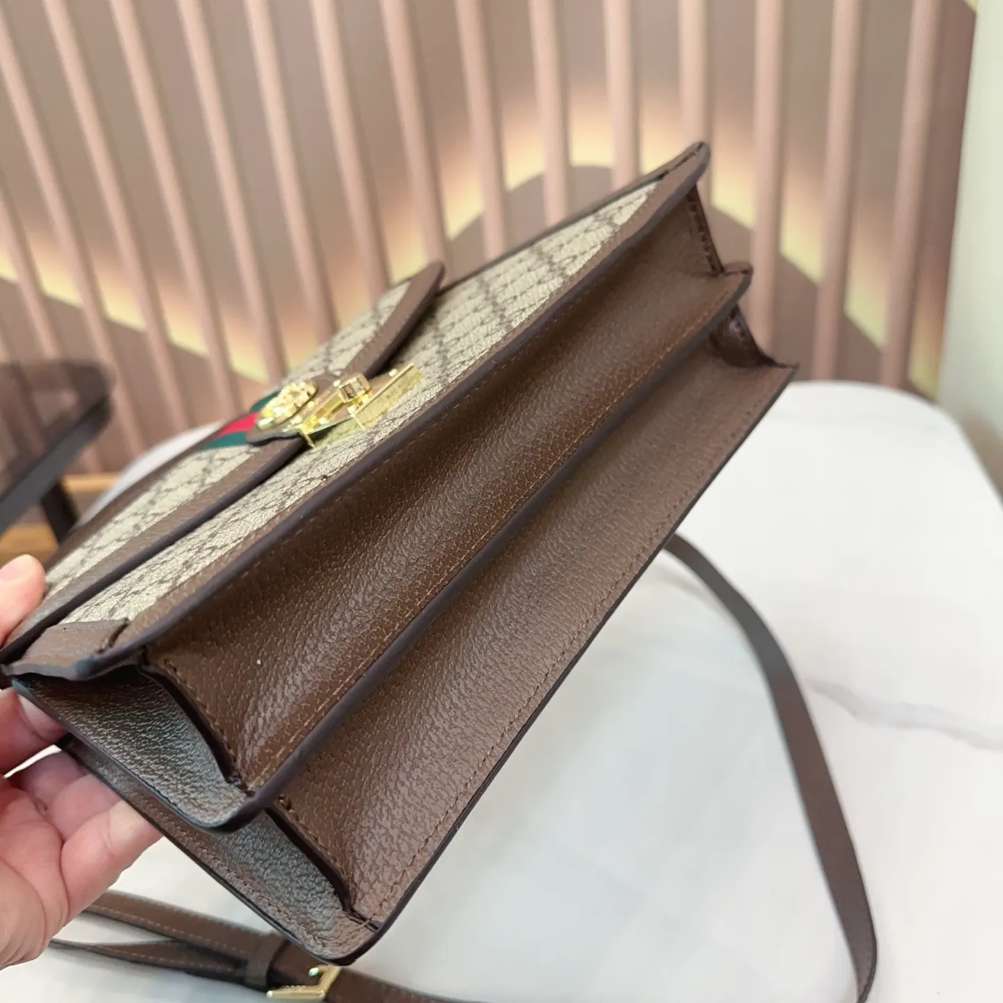 p135 折叠礼盒 Gucci Ophidia系列 新款 老花手提邮差 耐看 复古 不易过时 配原版乌木色牛皮～这个款复古韵味特别浓，对版五金原版碎花内里！上身效果也超赞，主要以精致特别的五金来提升整体质感。尺寸25cm qy