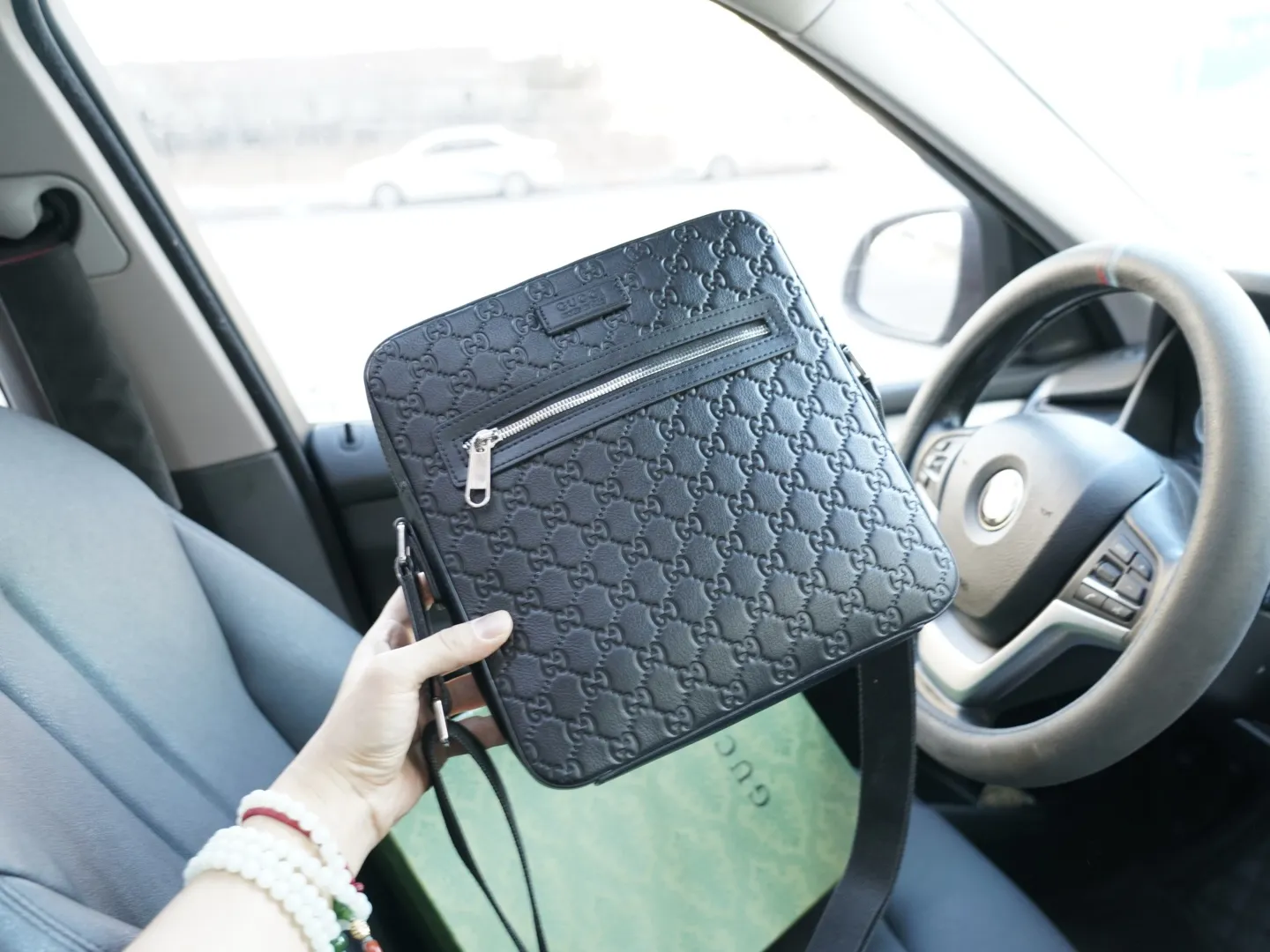 P250 🇮🇹 古驰 官网同步 高版本 斜挎单肩背包 永恒不过时的标志性产品 纯原单牛皮 顶级五金制作 非市面普通版本 今年GUCCI最爱的款式 全部实拍 实用性非常高 配全套包装礼品盒【规格：25x26x5】