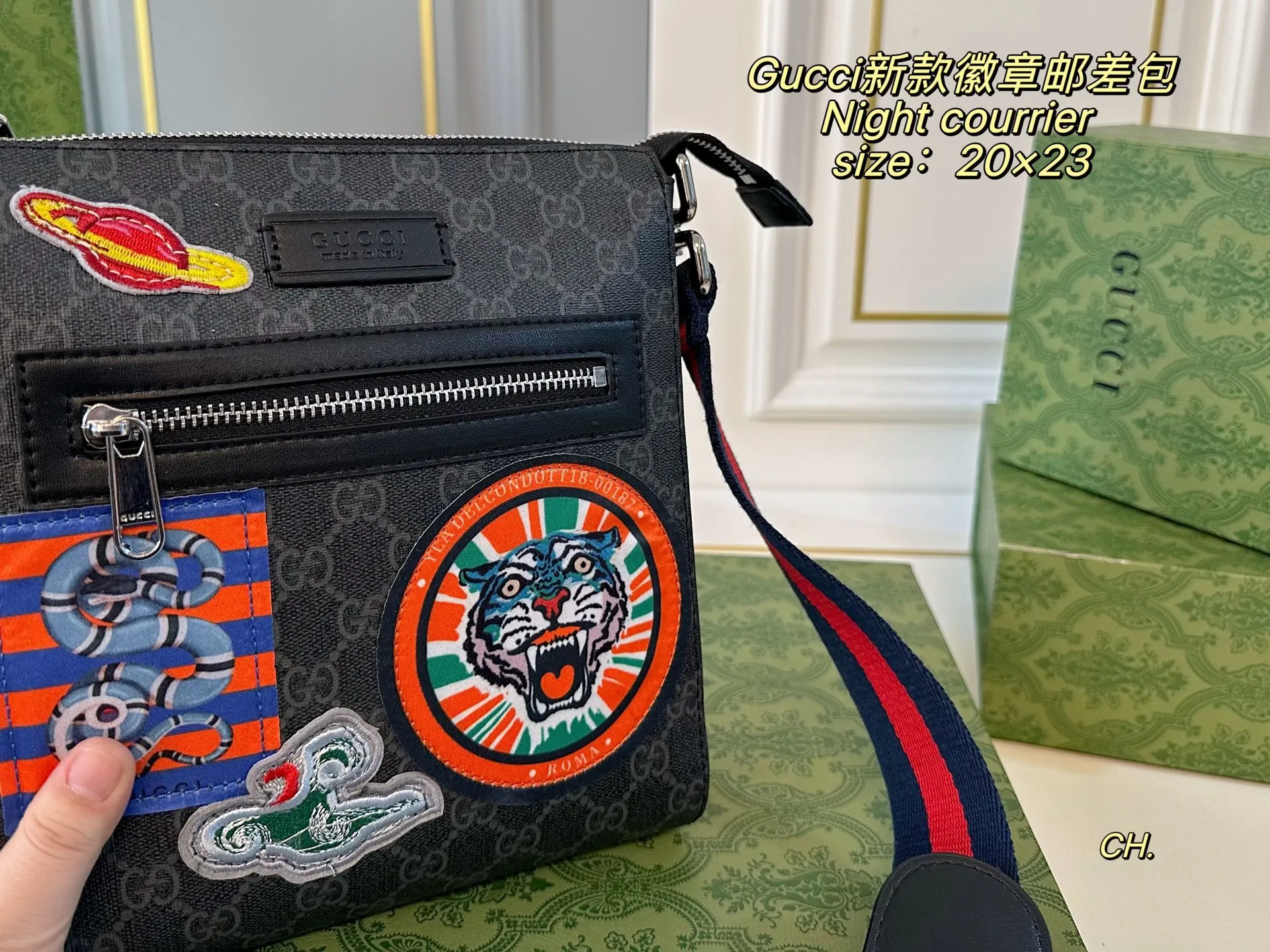 P130(折叠盒) size:20×23 GUCCI 古驰Night courrier 徽章邮差斜挎包💕 方方正正的包型很好搭衣服! 贴画图案➕老花 设计感满分💯 肩带🉑️调节,空间超大~ 出门超方便,男女生都可驾驭❗️