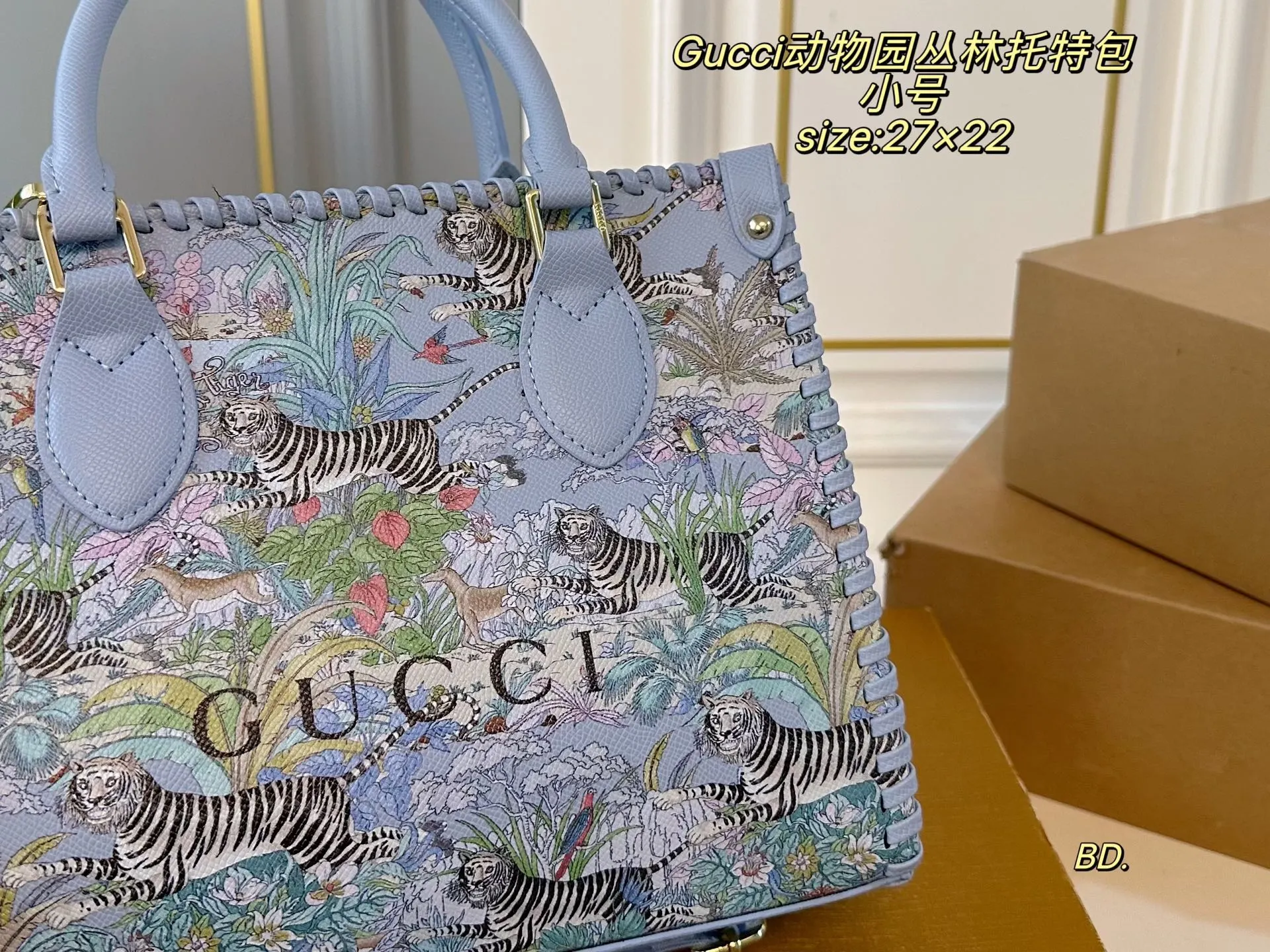 P175小号(无盒) size:27×22小号 GUCCI古驰新款动物园丛林托特包🛍️ 经典时尚,色彩搭配简直是太美啦 淡彩描绘的老虎影响 加上醒目的印花 一片生机勃勃,令人心情愉悦~ 整体设计时尚,超级感爆棚‼️