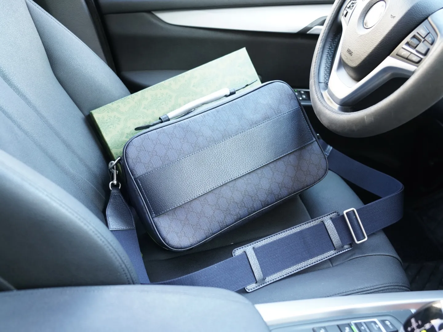 P180 🇮🇹 GUCCI 古驰 官网同步 高版本 斜挎单肩背包 永恒不过时的标志性产品 纯原单牛皮 顶级五金制作 非市面普通版本 今年最爱的款式 全部实拍 实用性非常高 完全不用担心穿搭 配全套包装礼品盒 【规格：36x22x12】