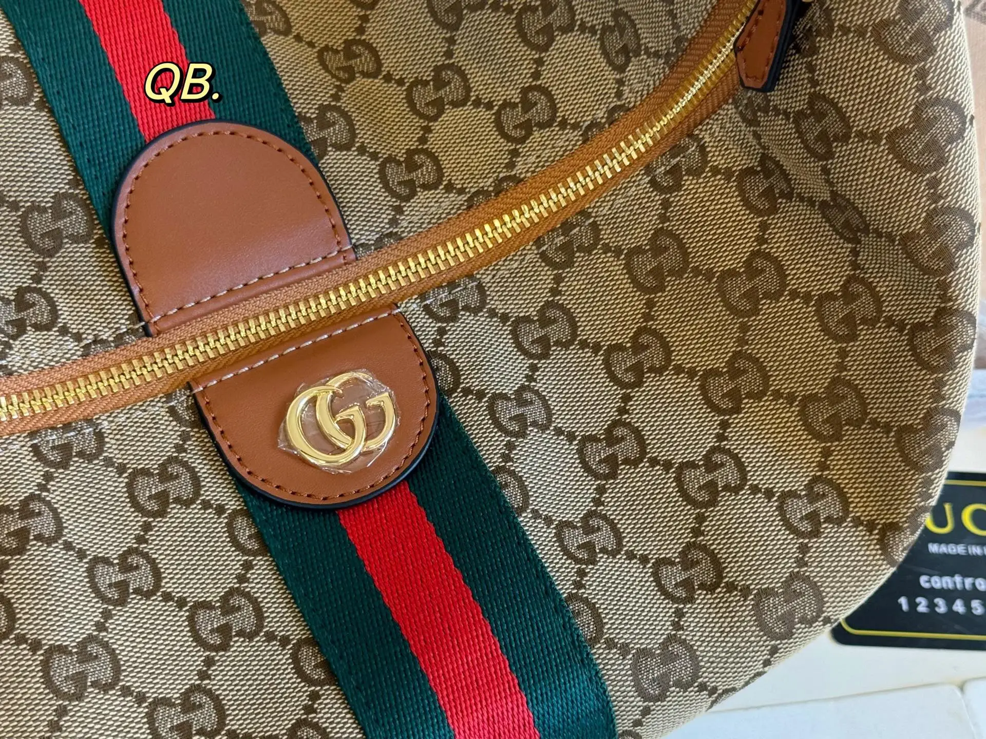 P125(折叠盒) size:27×18 GUCCI古驰走秀款hobo腋下饭盒包💕 经典老花设计 辨识度超高 腋下 手提 复古又可爱✔️ 率性时尚的风格哇~ 让人一见倾心 坚持绝绝子 更是随性时髦的标志啊💕
