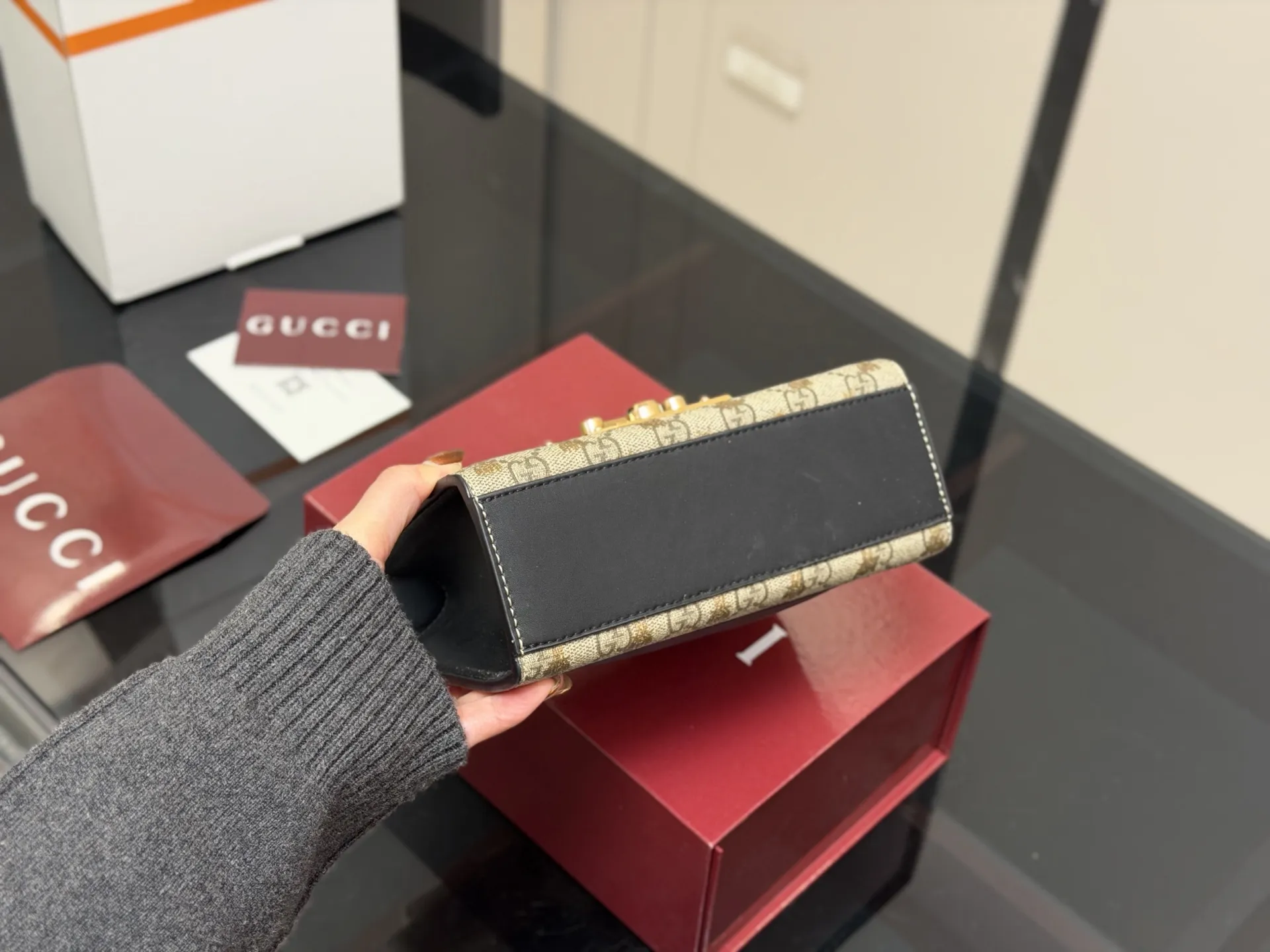 &yen;155 配折叠盒飞机盒 size：20.13cm 【古奇padlock】 这款已经卖了几千个了 明星产品 ‼️ 最近质量又升级了 重拍下给你们看 👀 高定版的G Padlock ✔️