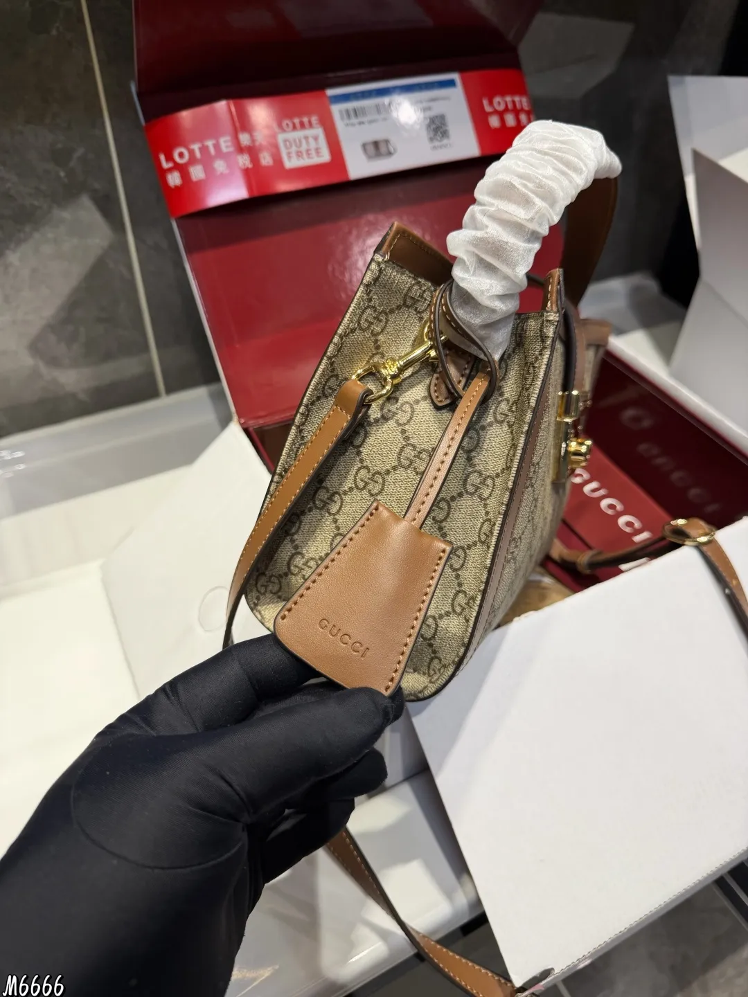 ❤️P195(折叠飞机礼盒)❤️ gucci永不过时的经典Gucci padlock从颜值到使用感都非常YYDS,简约百搭,经典款式不容易过时,造型也以大方舒适,容纳性好为特点肩带搭配也是从典藏设计中直接取用的钥匙扣设计如果你想拥有一只大牌的爆款包包,又想要容量大,造型百搭,年轻时尚,我觉得这一款是非常完美的,如果你是身材娇小的姐妹,喜欢大包,又担心视觉上有点压 这款包包绝对是你的首选 尺寸26.18cm