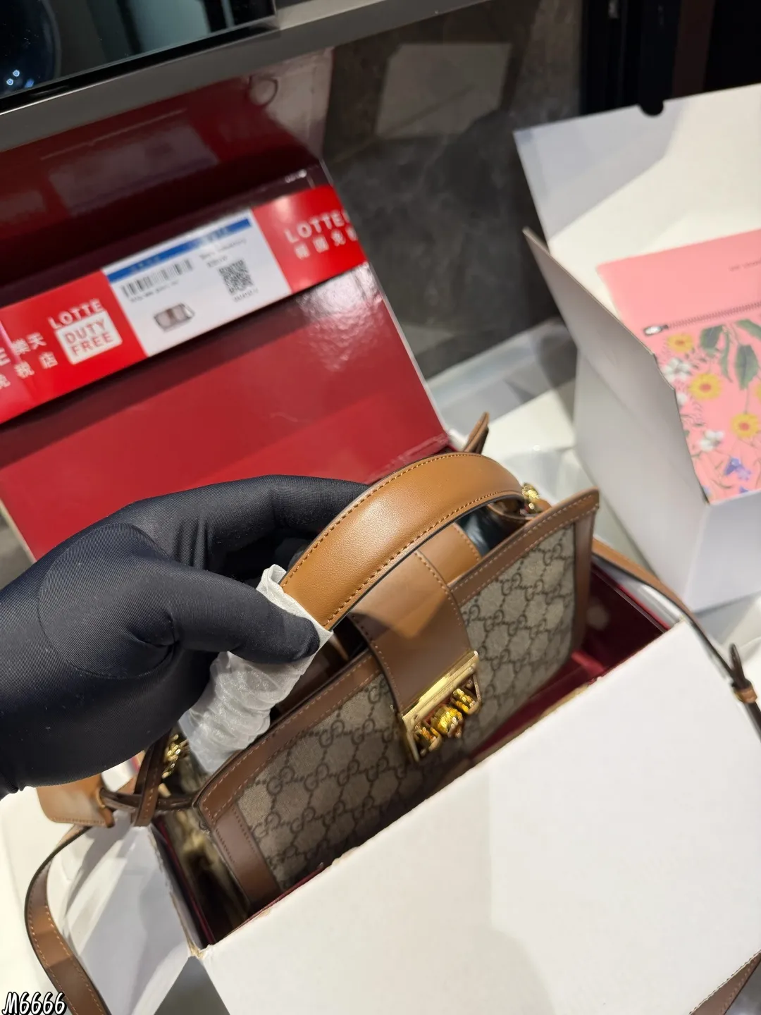 ❤️P195(折叠飞机礼盒)❤️ gucci永不过时的经典Gucci padlock从颜值到使用感都非常YYDS,简约百搭,经典款式不容易过时,造型也以大方舒适,容纳性好为特点肩带搭配也是从典藏设计中直接取用的钥匙扣设计如果你想拥有一只大牌的爆款包包,又想要容量大,造型百搭,年轻时尚,我觉得这一款是非常完美的,如果你是身材娇小的姐妹,喜欢大包,又担心视觉上有点压 这款包包绝对是你的首选 尺寸26.18cm