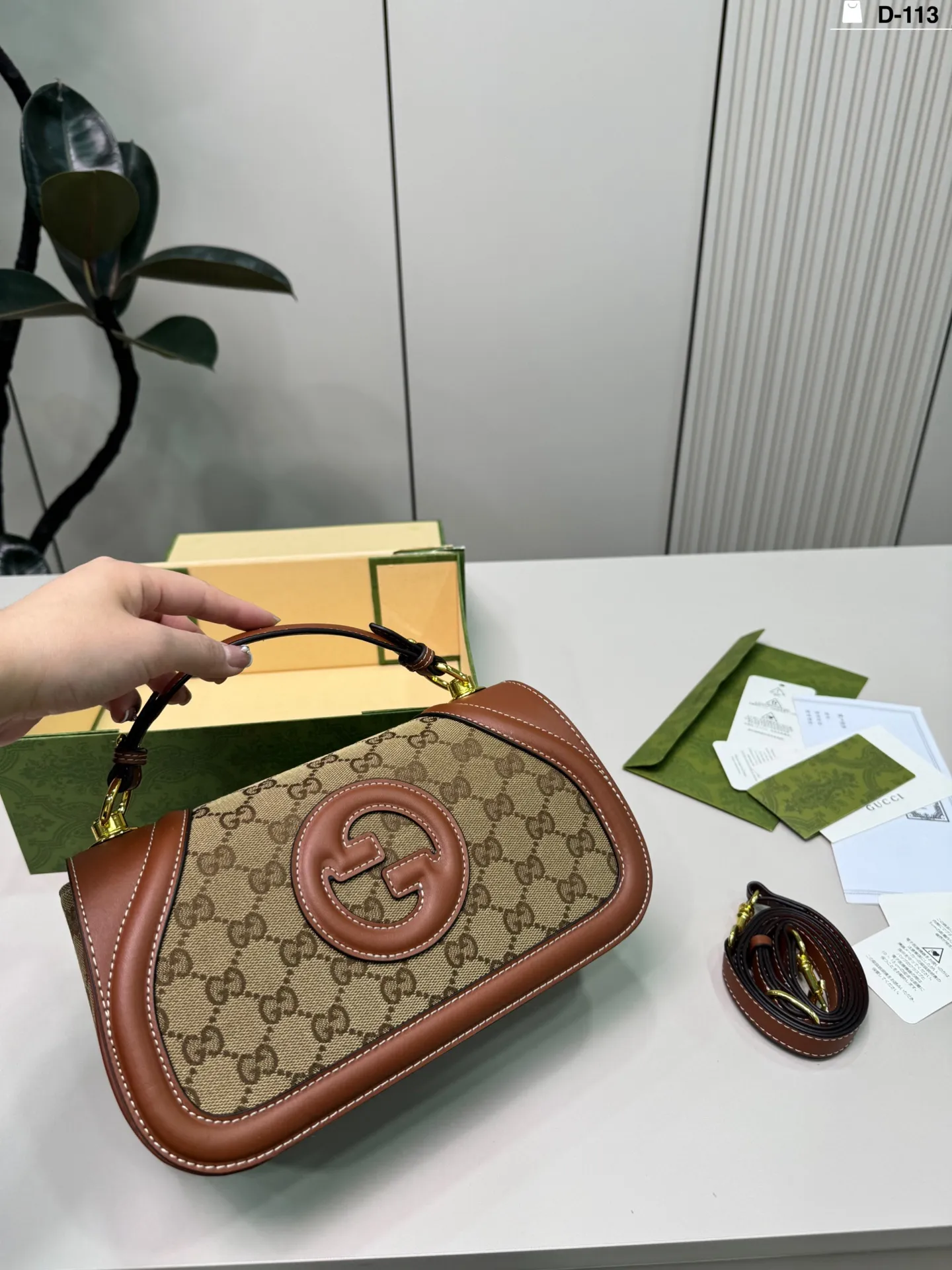 💰p140 D-113尺寸26×14折叠盒 Gucci 酷奇Blondie手提包 复古又时髦,辨识度超高! 通勤休闲都能搭。 搭配简约或复古风都很出彩,实用又吸睛,是时尚与功能兼备的必入单品!