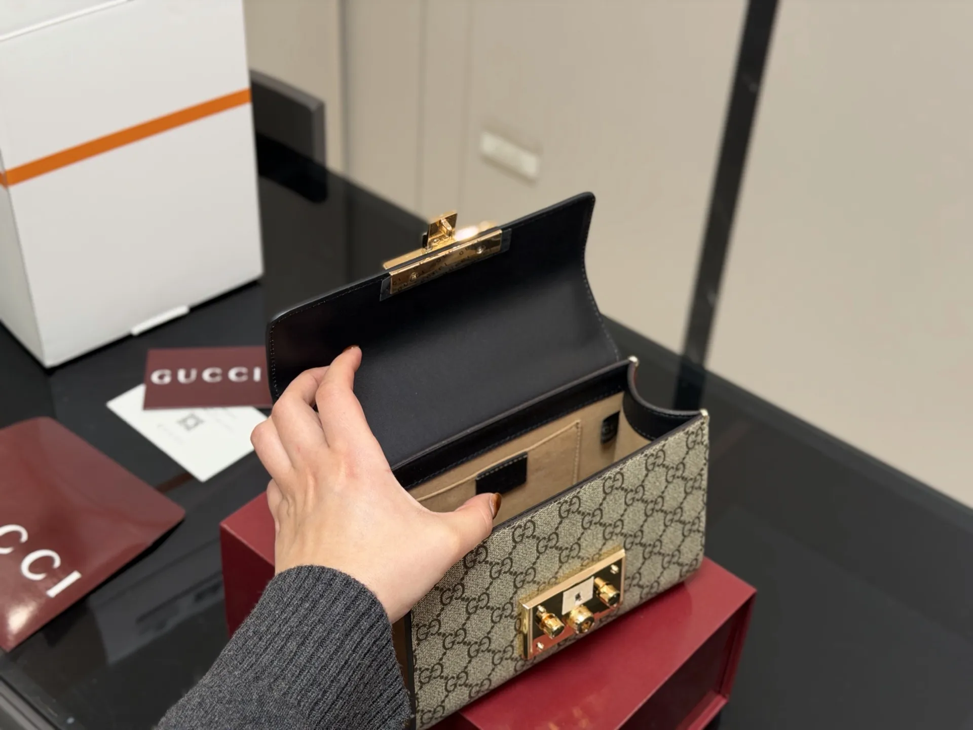 ¥155 配折叠盒飞机盒 size:20.13cm 【古奇padlock】 这款已经卖了几千个了 明星产品 ‼️ 最近质量又升级了 重拍下给你们看 👀 高定版的G Padlock ✔️