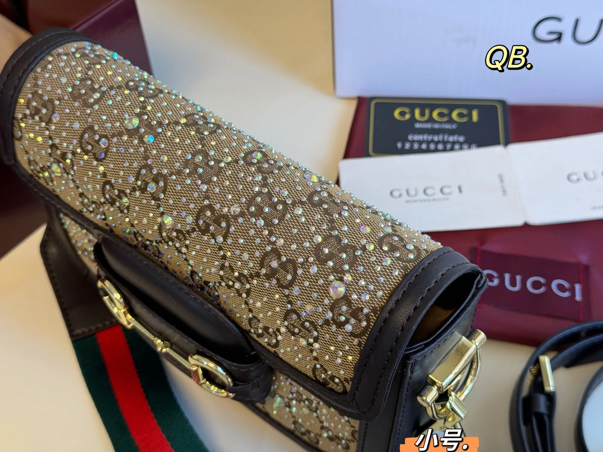 P135小号(折叠盒) size:20×14 Gucci 古驰新款1955水钻马鞍包💕 经典马衔扣金属logo, 复古气息十足✅ 质感超👍,肩带🉑️自由调节~ 优雅经典,超级百搭款!
