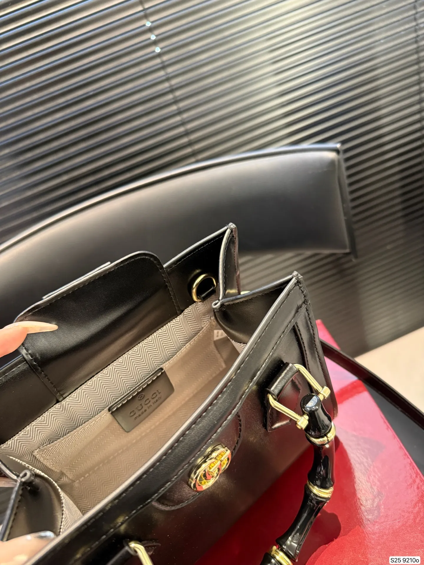 P175 配折叠盒子 酷奇 竹节手提Gucci Diana购物袋 最新系列,这个款复古韵味特别浓,对版五金 原版内里!上身效果也超赞,主要以精致特别的五金来提升整体质感。尺寸 19 16货号9210