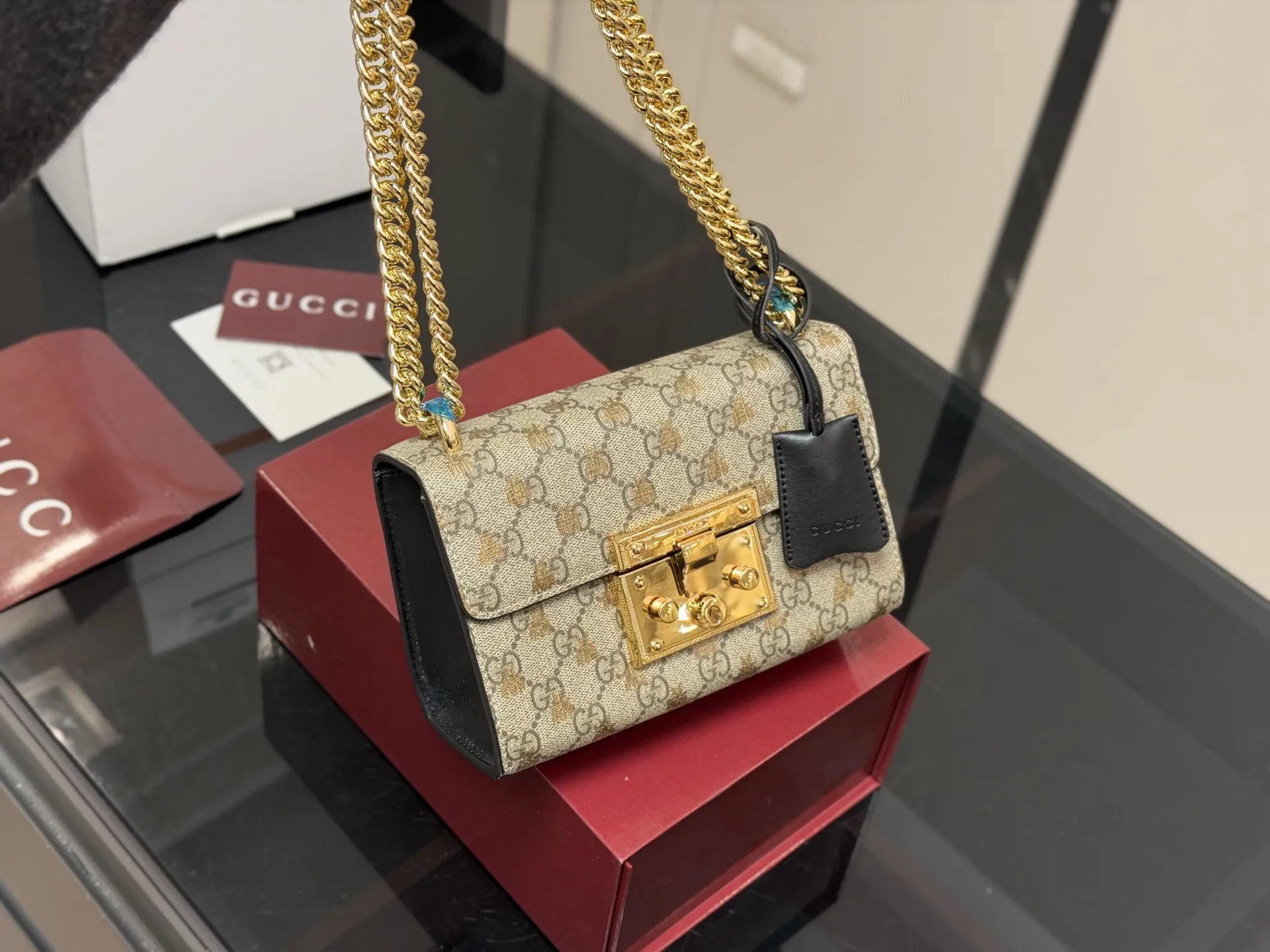 &yen;155 配折叠盒飞机盒 size：20.13cm 【古奇padlock】 这款已经卖了几千个了 明星产品 ‼️ 最近质量又升级了 重拍下给你们看 👀 高定版的G Padlock ✔️