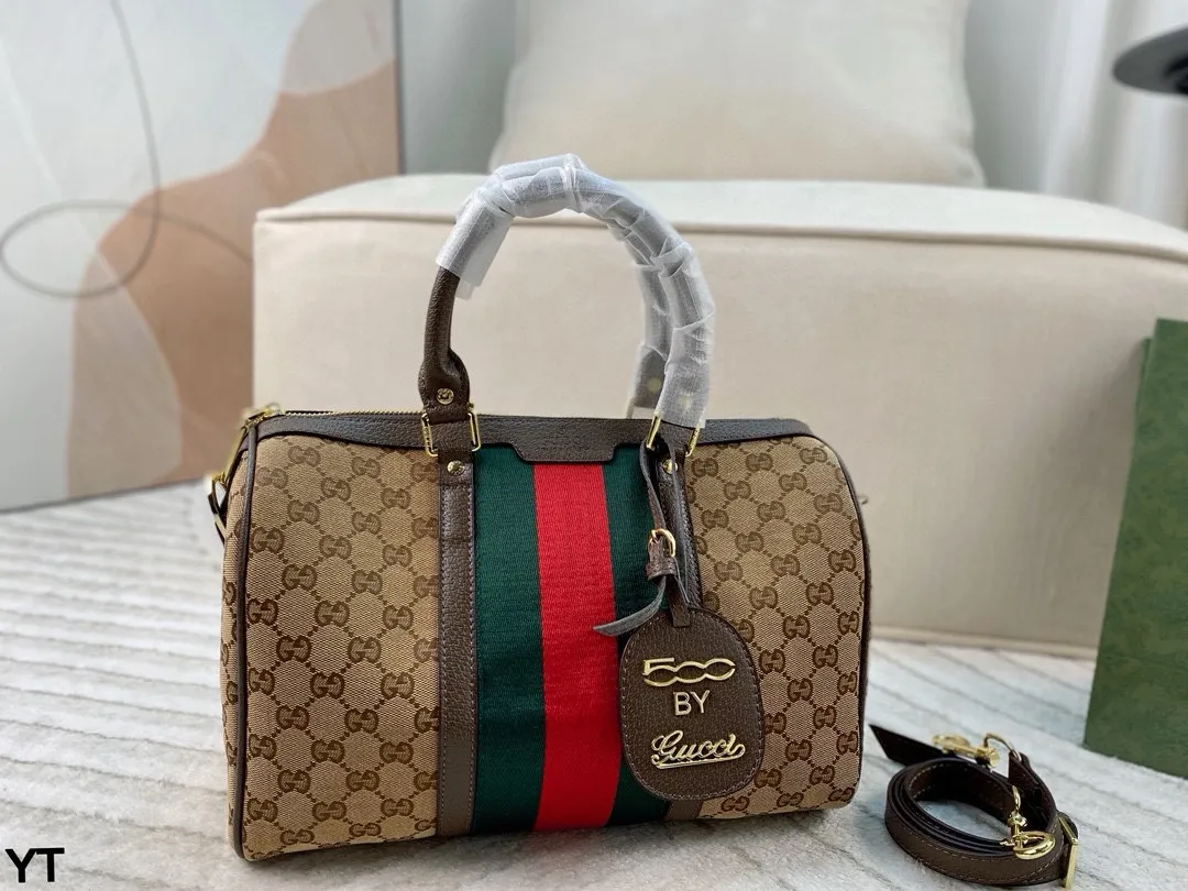 p120 无盒🎁 Gucci枕头包 双G老花帆布系列 手感柔软舒适 耐磨度极好 人手必备 适合手提肩背两用 实用大容量包包 非常轻 上身真的超级洋气!! 尺寸:31*20