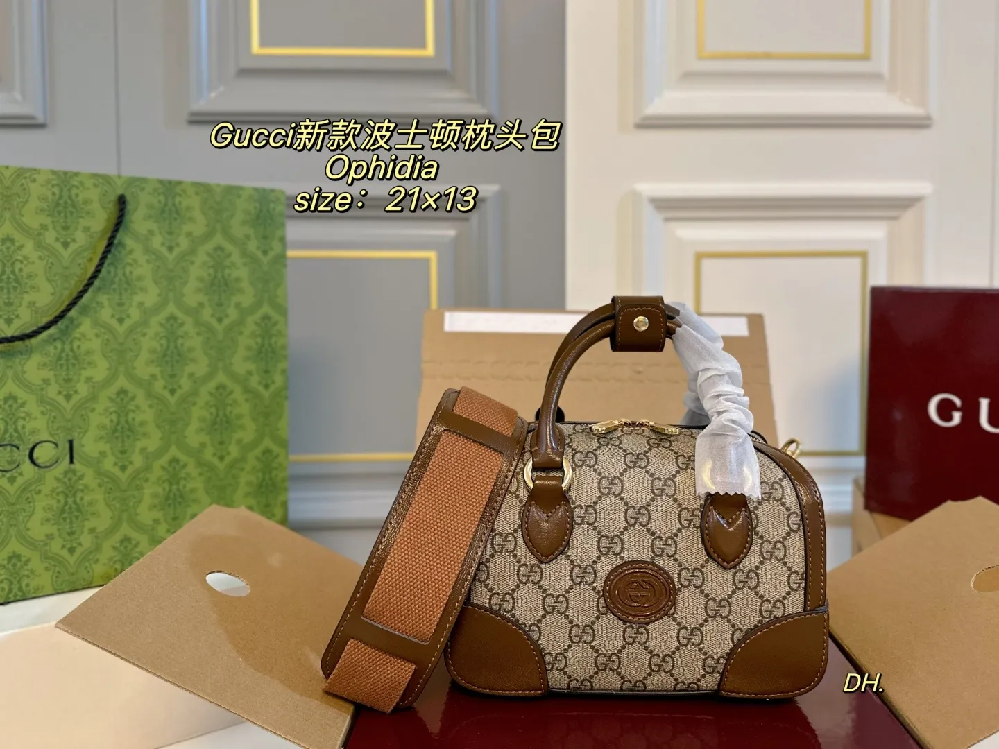 P165(折叠盒飞机盒) size:21×13 GUCCI古驰新款ophidia 波士顿枕头包💕 经典老花设计 辨识度超高~ 空间超级大,可适用短途旅行 百搭又耐看✨,撞包几率也很低! 经典包型 追求个性的仙女可以冲‼️