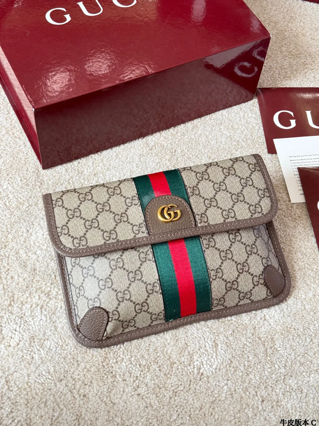 牛皮版本 p135 Gucci Ophidia 腰包 Gucci Ophidia系列腰包，采用GG Supreme涂层帆布+皮革饰边，双G金属扣超有辨识度。容量适中，手机钱包都能装，日常通勤或休闲出街都很OK！灰色低调百搭，男女都能轻松驾驭，腰包/斜挎多种背法，解放双手超方便～Ophidia系列经典老花+现代设计，时尚实用两不误，是Gucci热门单品之一！ 尺寸24x16cm