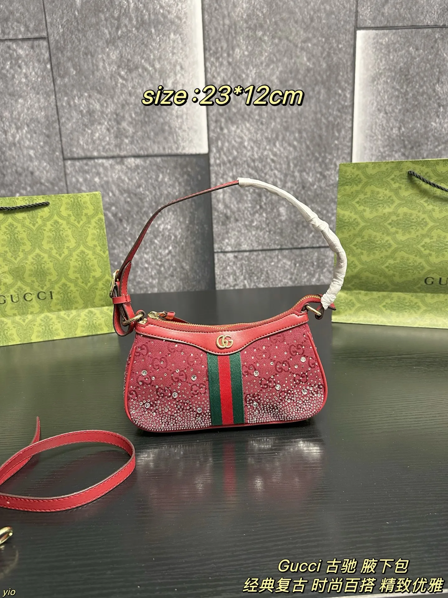 P140配盒 Gucci 古驰 腋下包 Gucci｜圣诞氛围直接拉满！圣诞季的心动是这只酒红闪钻包给的！把星光织进冬日的浪漫，红丝绒、水晶、GG老花，每一件都像把星光收进手心💎。包身缀满细闪，复古红绿条点缀，提在手里就是行走的星河🌌；迷你包小巧可爱，运动鞋同系列，细节里藏着温柔。红色显白，配大衣或毛衣，让每个日常都多一份浪漫💕。 尺寸：23*12cm