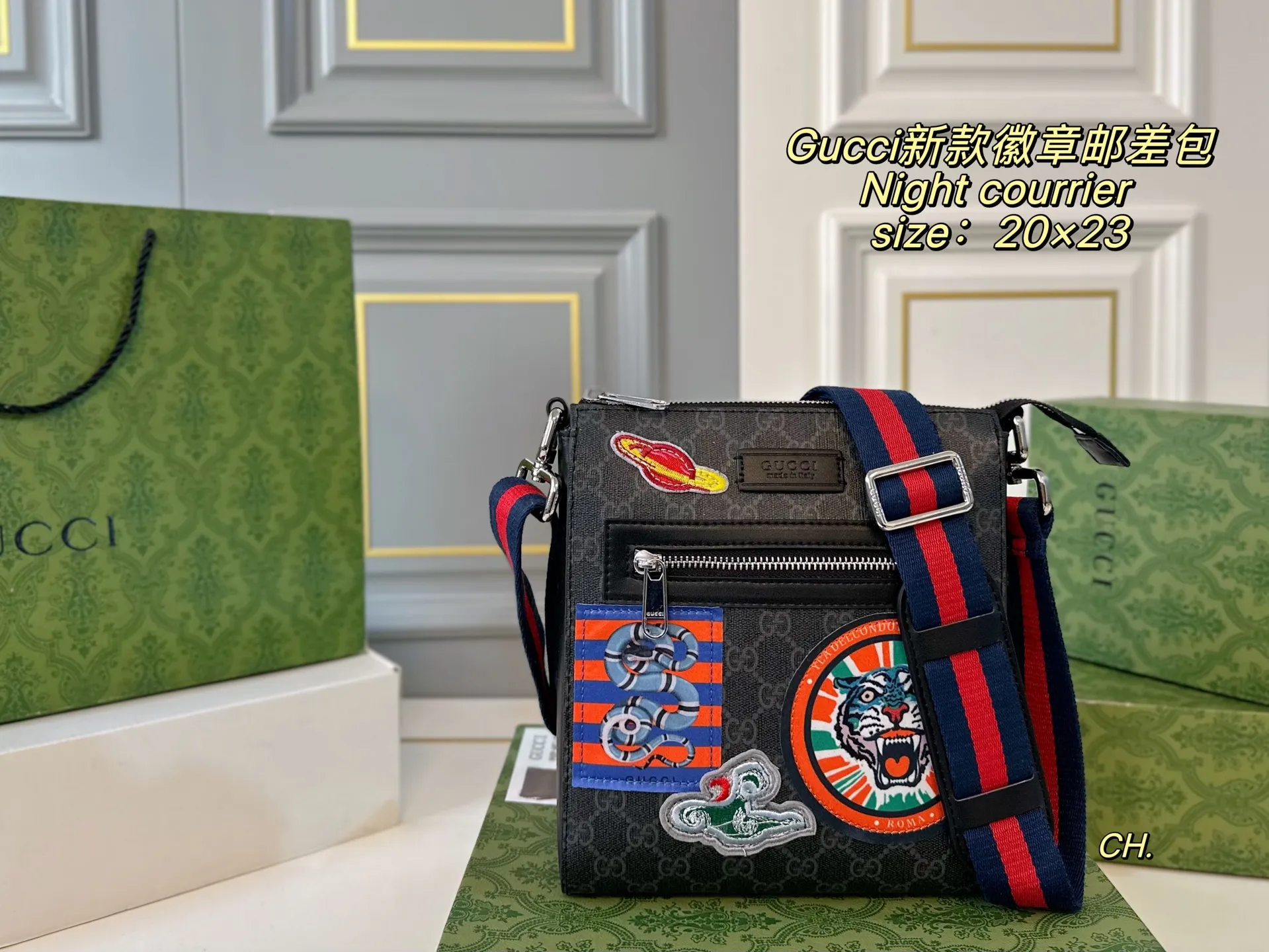 P130（折叠盒） size：20&times;23 GUCCI 古驰Night courrier 徽章邮差斜挎包💕 方方正正的包型很好搭衣服！ 贴画图案➕老花 设计感满分💯 肩带🉑️调节，空间超大～ 出门超方便，男女生都可驾驭❗️