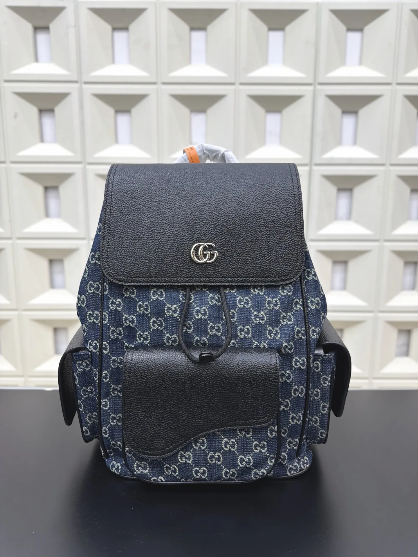 P180 Gucci 古奇 GG 丹宁牛仔布双肩包 男女大容量背包 书包 经典百搭 实物拍摄 原厂原版面料 配送防尘袋 28 x 42 cm。