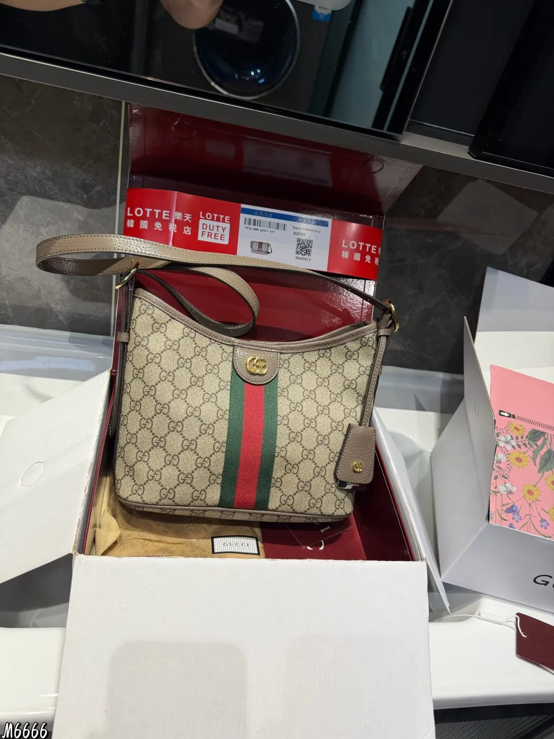 ❤️P190(折叠礼盒)❤️ Gucci 二次回购了这只Hobo慵懒风托特包!超赞~ 被同事问了N次的高级感托特包来啦的!超显贵气!经典 GucciGG 老花的标识,辨识度很高,材质经典耐用不过时!包包里面有一个小的夹层,可以放下很多东西,通勤上班,放电脑也可以轻松容纳,自重也是很轻便,这-点非常棒上班,上课,旅行,通勤,真的好适合,棕色口百搭实用率高!尺寸26.21