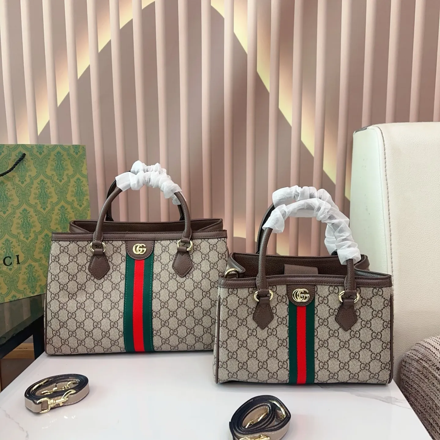 p150/ p145 尺寸大号34.23 小号26.19 酷奇托特 GUCCI 经典的老花加双G字母 Gucci酷奇ophidia托特包购物袋 休闲时尚 酷飒十足 红绿条纹融合与一身 浅棕色帆布复古感特别浓郁 特别适合夏天 上身超辣 容量日常出门需求都可以满足 对小个子女生非常友好q