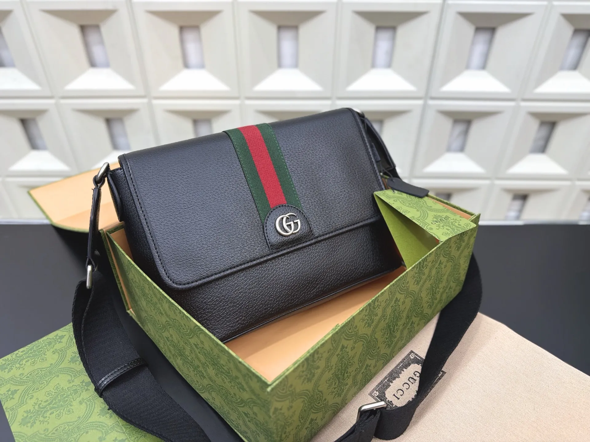 P210 Gucci 古奇 GG Ophidia 邮差包 翻盖单肩包 经典百搭 实物拍摄 原厂原版面料 配送防尘袋礼盒 28 x 20 cm。