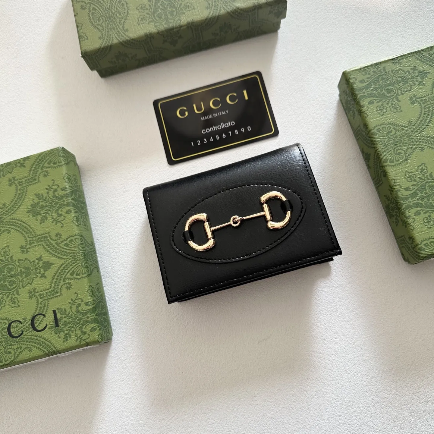 p100🎀🎀颜色 黑🎀尺寸 11.5*8.5*3🎀全新推出这款由GG Supreme高级人造帆布和棕色皮革材质制成的Gucci 1955马衔扣卡包。该系列采用与手袋一脉相承的双环和长条形设计,这一细节灵感借鉴自品牌的马术本源,是Gucci经典传承之一,也是品牌最具代表性的符号元素之一