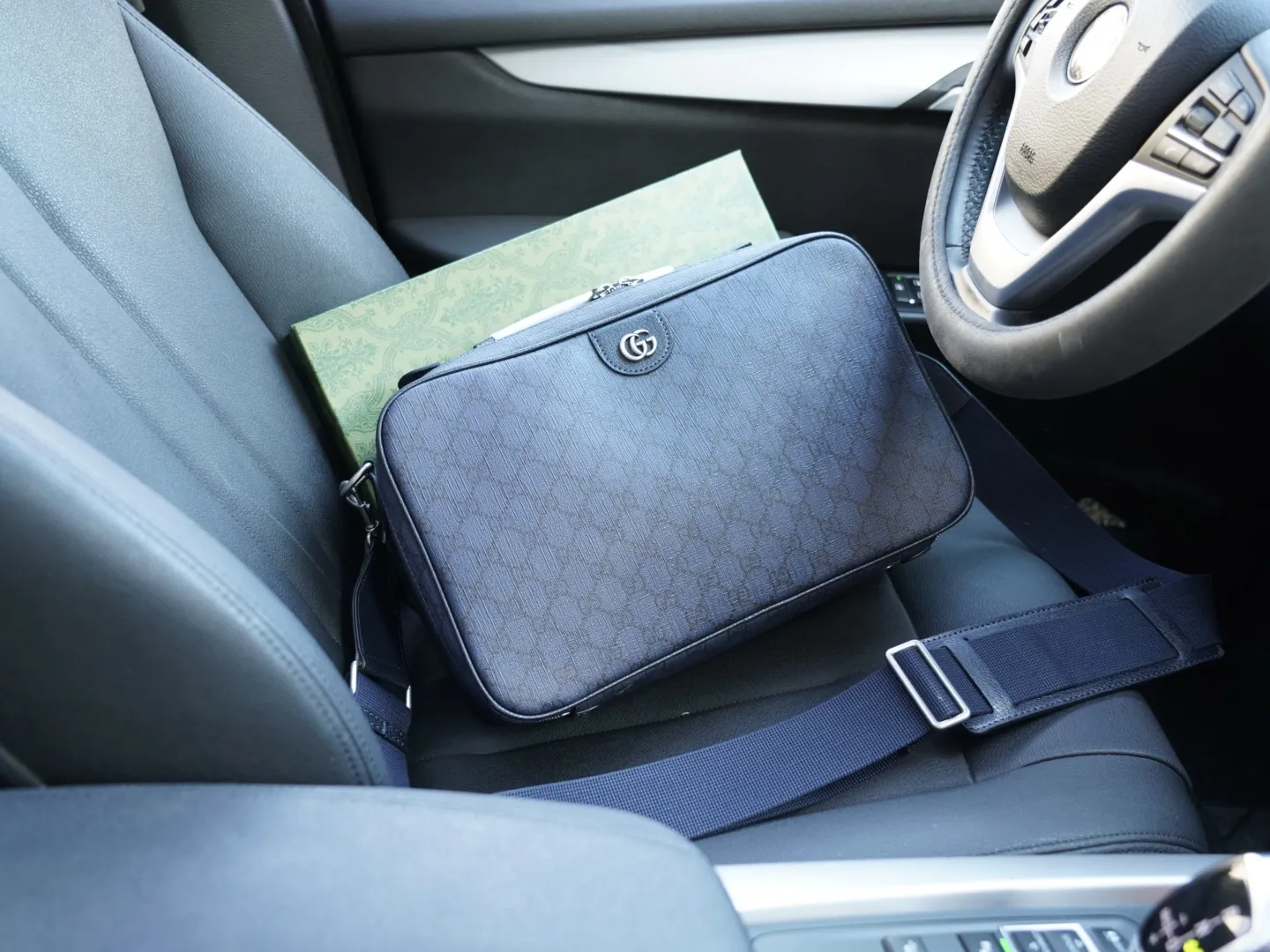 P180 🇮🇹 GUCCI 古驰 官网同步 高版本 斜挎单肩背包 永恒不过时的标志性产品 纯原单牛皮 顶级五金制作 非市面普通版本 今年最爱的款式 全部实拍 实用性非常高 完全不用担心穿搭 配全套包装礼品盒 【规格:36x22x12】