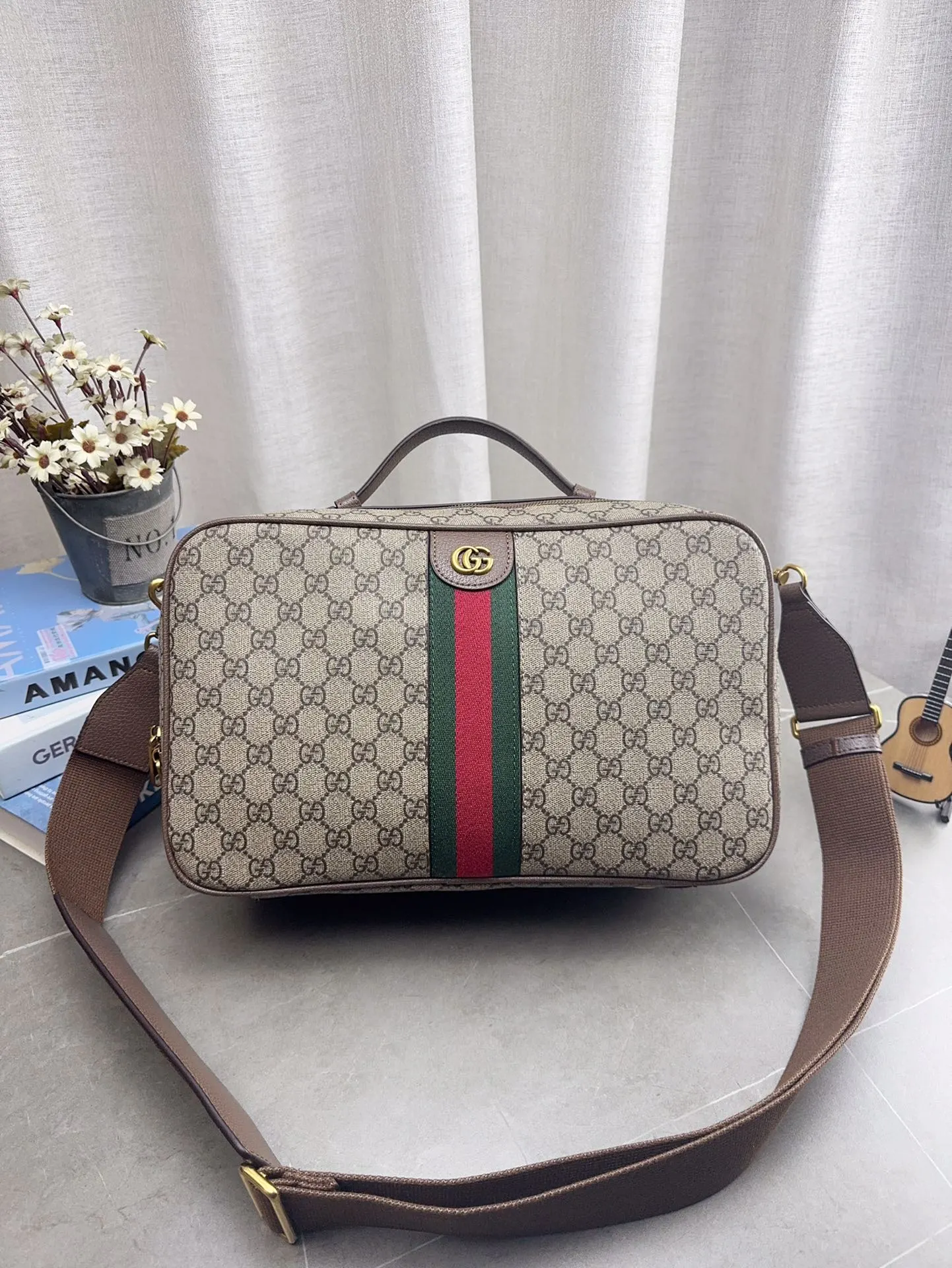 配礼盒包装 酷奇相机包 酷奇单肩包 Gucci 斜挎包 👜最新系列 这个款复古韵味特别浓,上身效果也超赞 尺寸36*22cm p185