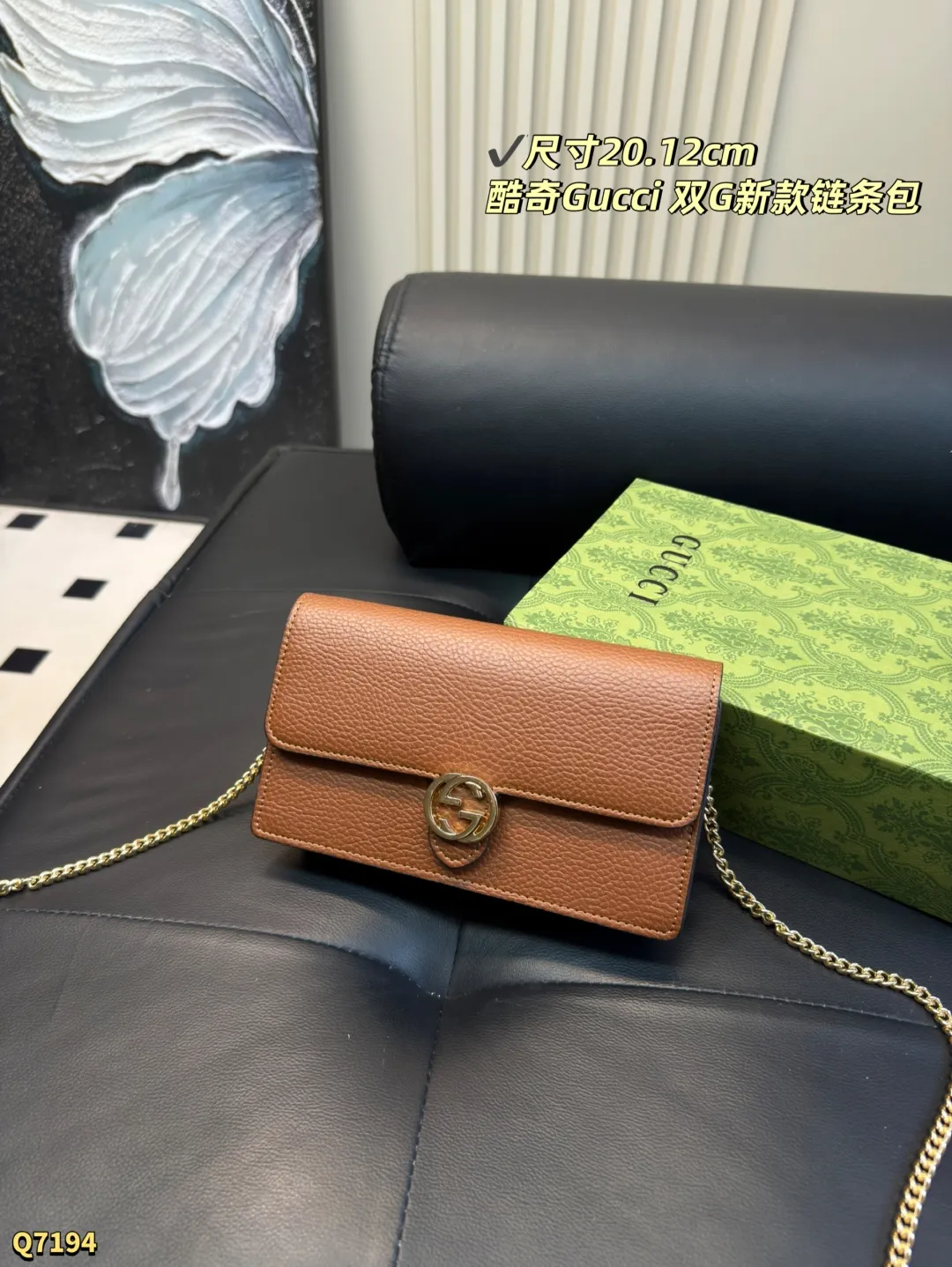 💰135 配盒 尺寸:20.12 Gucci双G logo 邮差包信封包woc 单肩链条包 Gucci链条包可以随意搭配,包型更是完美,流行古银色五金配件,精致面料设计,明星追爱品牌,网红热捧单品哦,搭配什么都好看,简直爱了❤️大小刚刚好 手机口红都可以放哦、性价比超高~