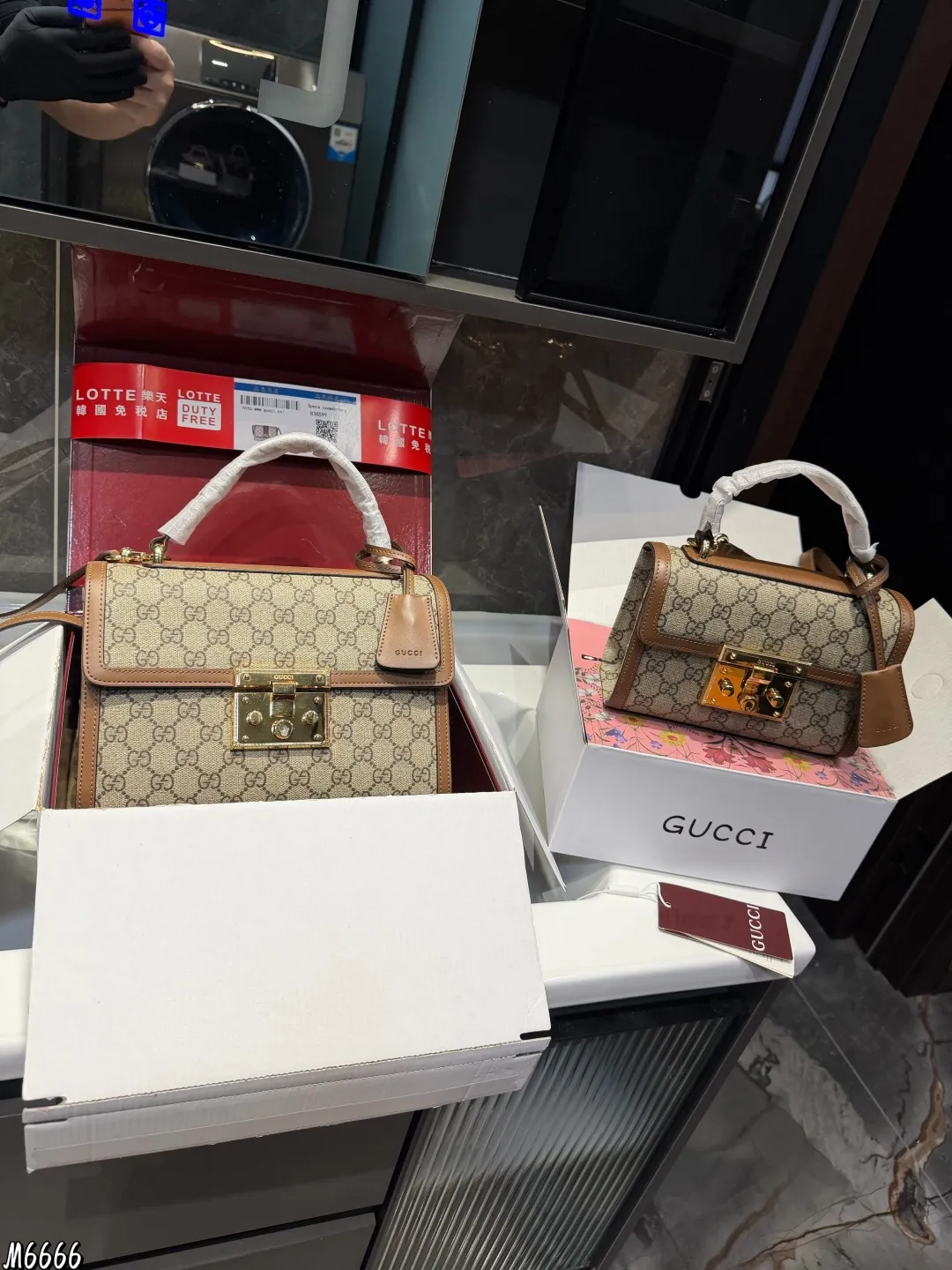 ❤️P195p190(折叠飞机礼盒)❤️ gucci永不过时的经典Gucci padlock从颜值到使用感都非常YYDS,简约百搭,经典款式不容易过时,造型也以大方舒适,容纳性好为特点肩带搭配也是从典藏设计中直接取用的钥匙扣设计如果你想拥有一只大牌的爆款包包,又想要容量大,造型百搭,年轻时尚,我觉得这一款是非常完美的,如果你是身材娇小的姐妹,喜欢大包,又担心视觉上有点压 这款包包绝对是你的首选 尺寸大号26.17 小号20.13