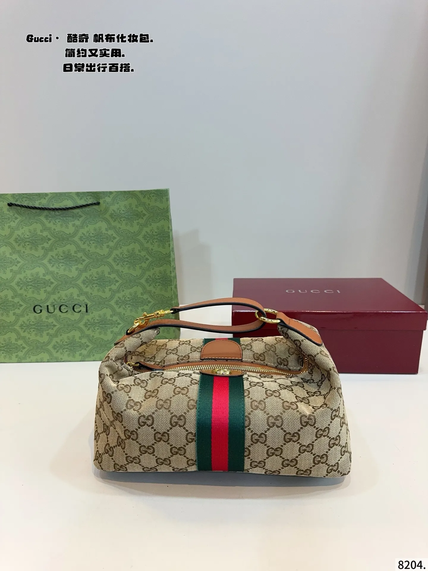 p125配礼盒🎁. Gucci Vanity,真的太绝了✨ Gucci Vanity系列真的是近期的心头好!它的设计灵感源自品牌经典化妆包,复古又时髦,一整个爱住了 造型独特:饭盒包的造型超级可爱,棕色帆布款搭配GG logo图案、红绿条纹织带和GG Logo,经典元素拉满,辨识度超高,怎么搭配都不会出错~ 背法多样:复古小提手,自带延长肩带,能手提、单肩背、斜挎,轻松适配各种场景和穿搭风格。 容量惊人:外观小巧,内部空间大,手机、钱包、化妆品、折叠伞等都能轻松装下,日常使用超方便。 如果你也在寻找一款颜值与实用并存的包包,Gucci Vanity绝对值得~尺寸:28*13*18cm