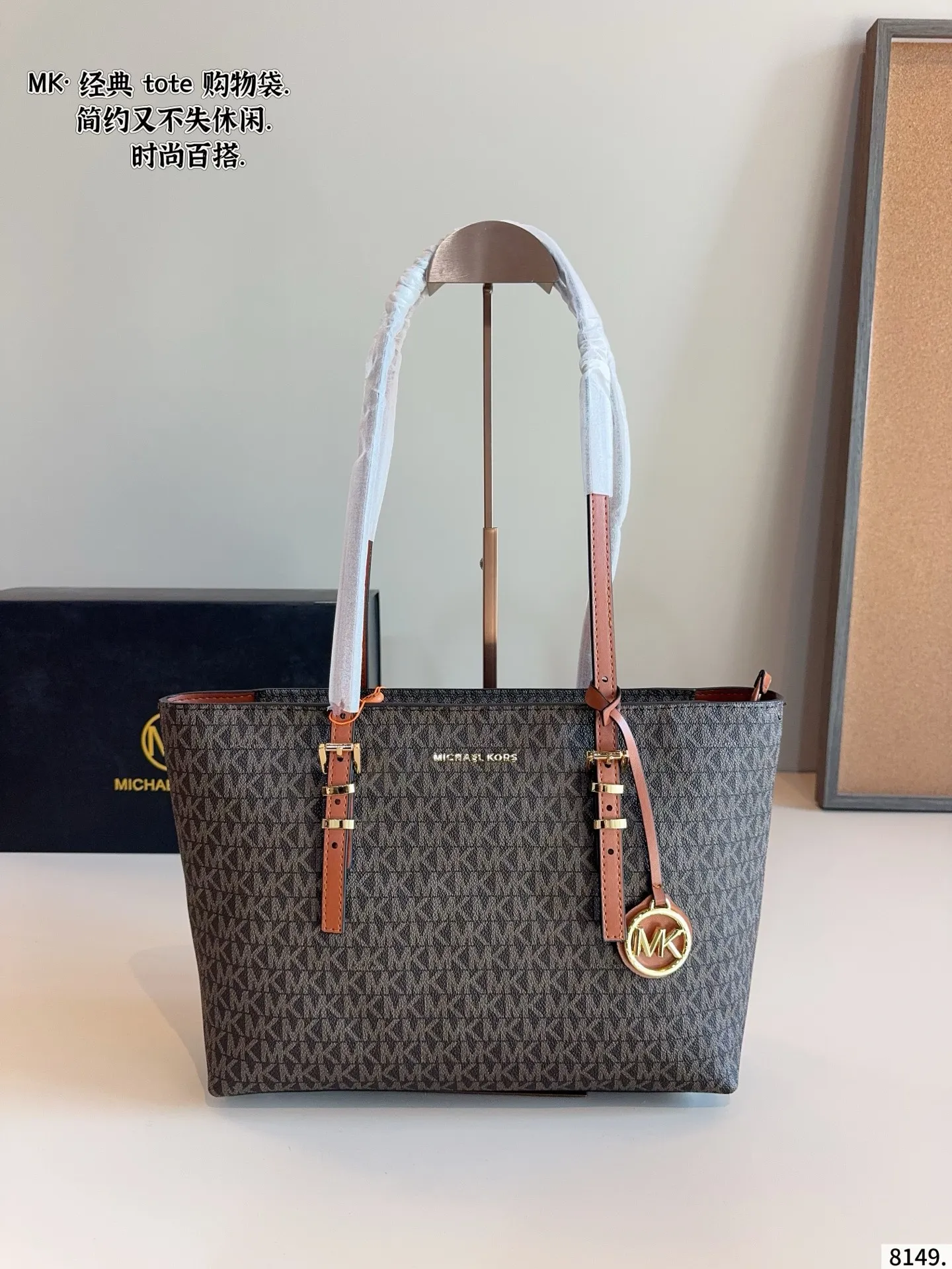p180 MK Emilia斜挎手提托特包新款 新鲜出炉啦‼️简直是美到人心啦 原版五金logo 首选进口皮料 质感超赞😍😍所谓人人必备一款 这个款式必须自留 经典版型➕全新面料 真的是让人眼前一亮 喜欢的美妞抓紧啦 实物简直太美 尺寸 ：31*8*23cm