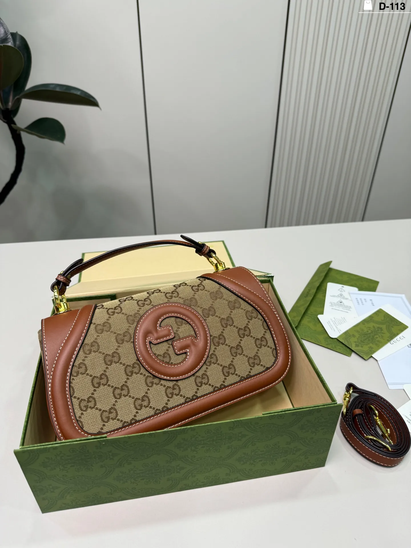 💰p140 D-113尺寸26×14折叠盒 Gucci 酷奇Blondie手提包 复古又时髦,辨识度超高! 通勤休闲都能搭。 搭配简约或复古风都很出彩,实用又吸睛,是时尚与功能兼备的必入单品!