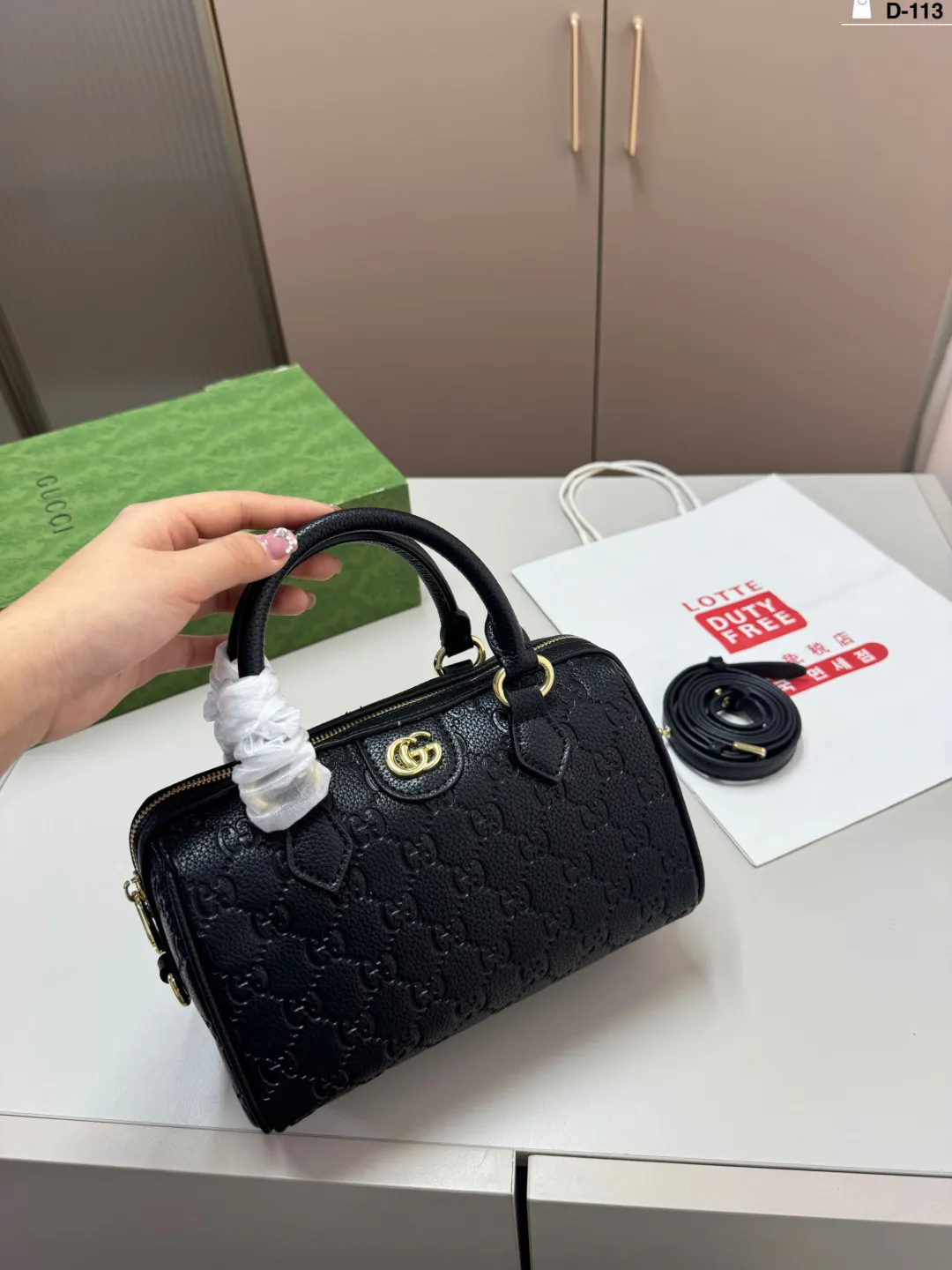💰p125 D-113尺寸22&times;14折叠盒 酷奇Gucci 波士顿 枕头包 👜最新系列 这个款复古韵味特别浓，原版内里！ 上身效果也超赞