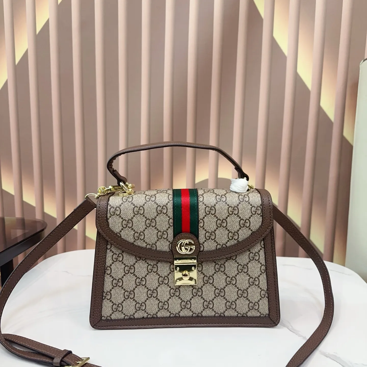 p135 折叠礼盒 Gucci Ophidia系列 新款 老花手提邮差 耐看 复古 不易过时 配原版乌木色牛皮~这个款复古韵味特别浓,对版五金原版碎花内里!上身效果也超赞,主要以精致特别的五金来提升整体质感。尺寸25cm qy