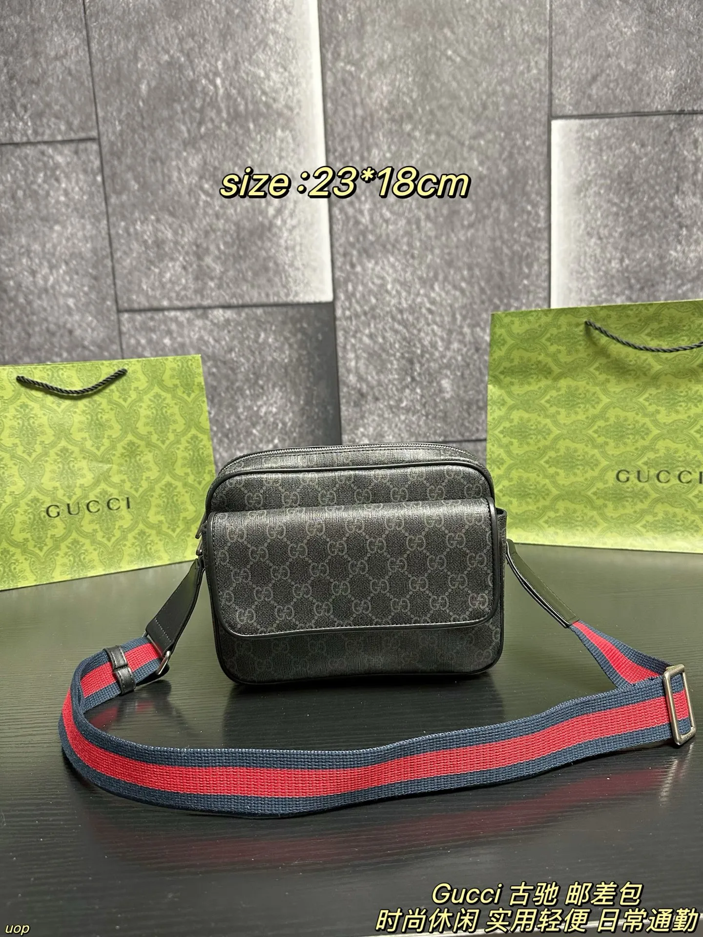 P135配盒 Gucci 古驰 邮差包 复古绿GG提花太有格调了，低调又显贵气～宽肩带设计很贴心，日常通勤背完全无压力，不管是搭西装还是休闲装都很绝，型男氛围感直接拉满！灰调GG印花高级感拉满，红蓝织带肩带瞬间点亮造型，街头风与奢华感的碰撞太绝了！背它出街，回头率绝对爆表 尺寸：23*18cm