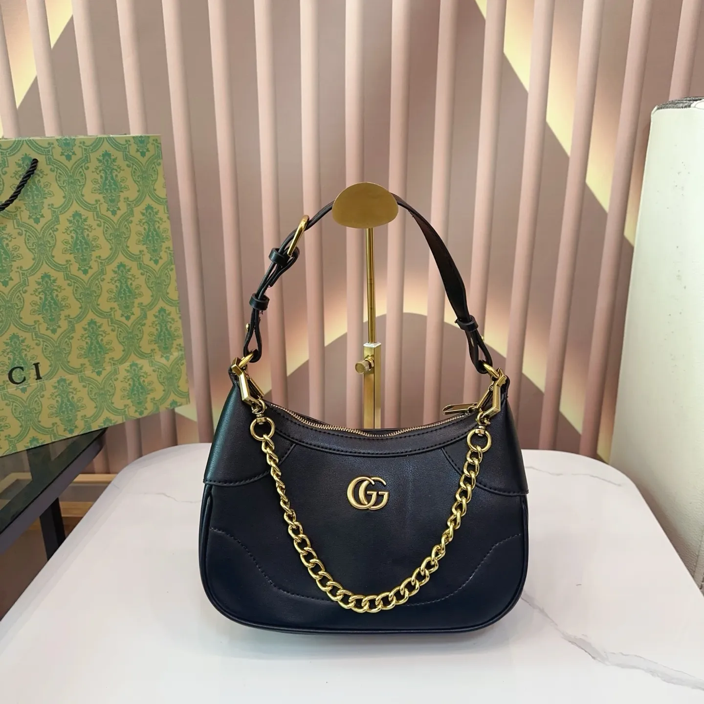 P110 折叠礼盒 酷奇新款Gucci 腋下包| 全新新月包型，从品牌典藏元素汲取灵感，饰有20世纪70年代经典双G标志，并配有两根肩带，一条皮质，一条金属，诠释了品牌所推崇的实用设计理念。尺寸25.5.15 Q