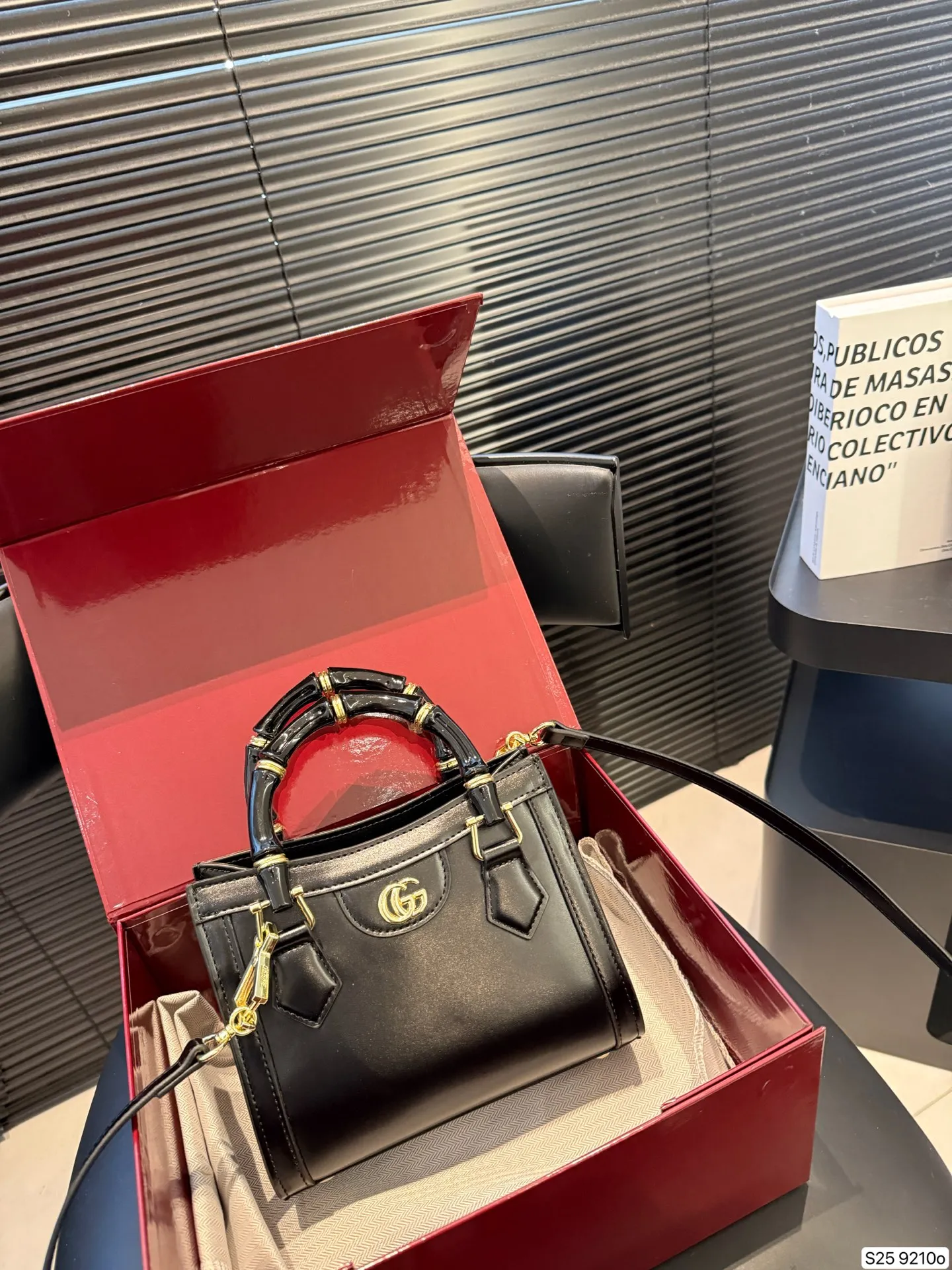 P175 配折叠盒子 酷奇 竹节手提Gucci Diana购物袋 最新系列，这个款复古韵味特别浓，对版五金 原版内里！上身效果也超赞，主要以精致特别的五金来提升整体质感。尺寸 19 16货号9210