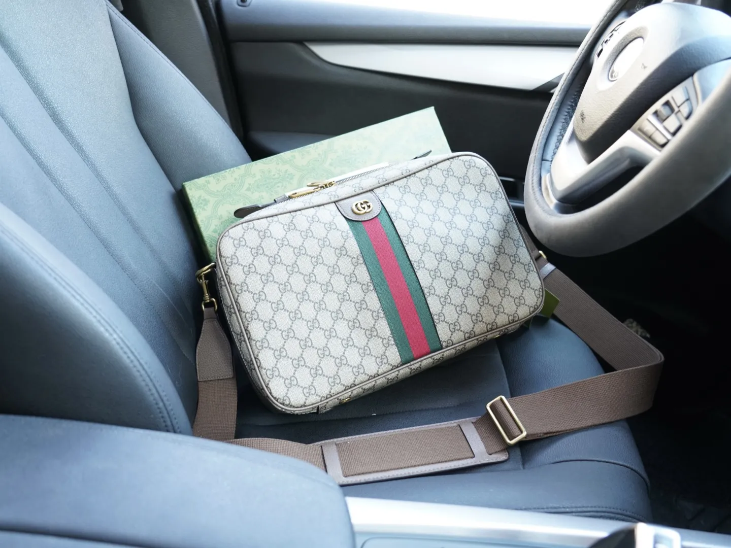 P180 🇮🇹 GUCCI 古驰 官网同步 高版本 斜挎单肩背包 永恒不过时的标志性产品 纯原单牛皮 顶级五金制作 非市面普通版本 今年最爱的款式 全部实拍 实用性非常高 完全不用担心穿搭 配全套包装礼品盒 【规格:36x22x12】