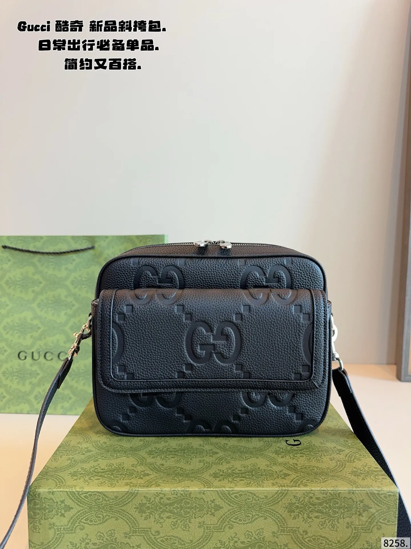 p220纯皮 配礼盒🎁. GUCCI酷奇ophidia斜挎包. GG男包来咯～ 随着时间成长，压花也是经久耐看且永不过时的元素 这款包包造型小巧，依旧是复古的调性，方方正正的包型很好搭配衣服，可斜挎可作为手拿包，日常休闲和商务场合都可以驾驭，撞包率也很低，包身整体也很轻便，简约低调有质感尺寸24*5*18cm