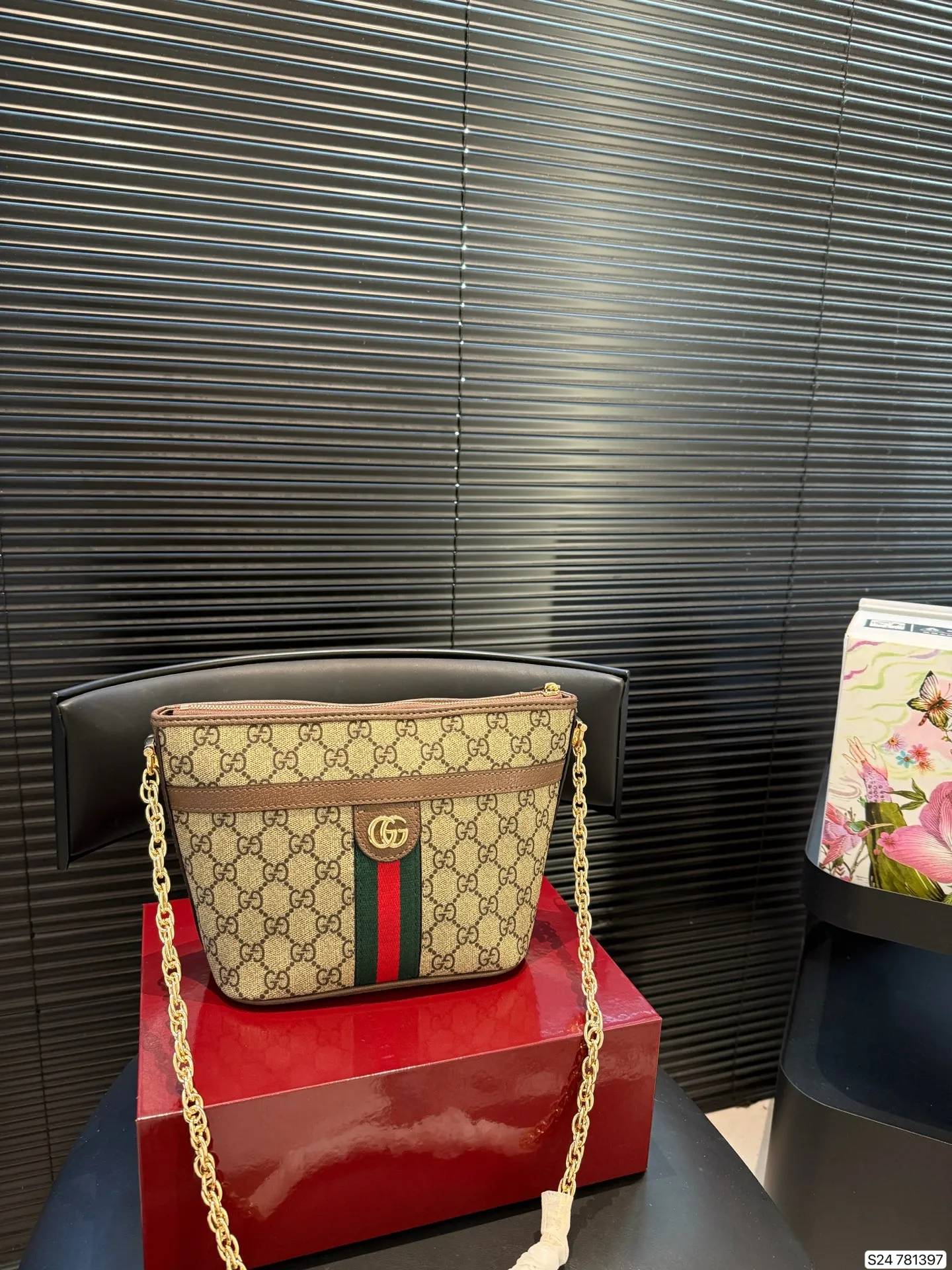 P170 配飞机盒折叠盒子酷奇枕头包Gucci 新款 小方包 枕头包 背上它 走路都带风 一整个被爱住拿捏舒适下午茶氛围日常百搭 经典简洁 尺寸20 17货号781397