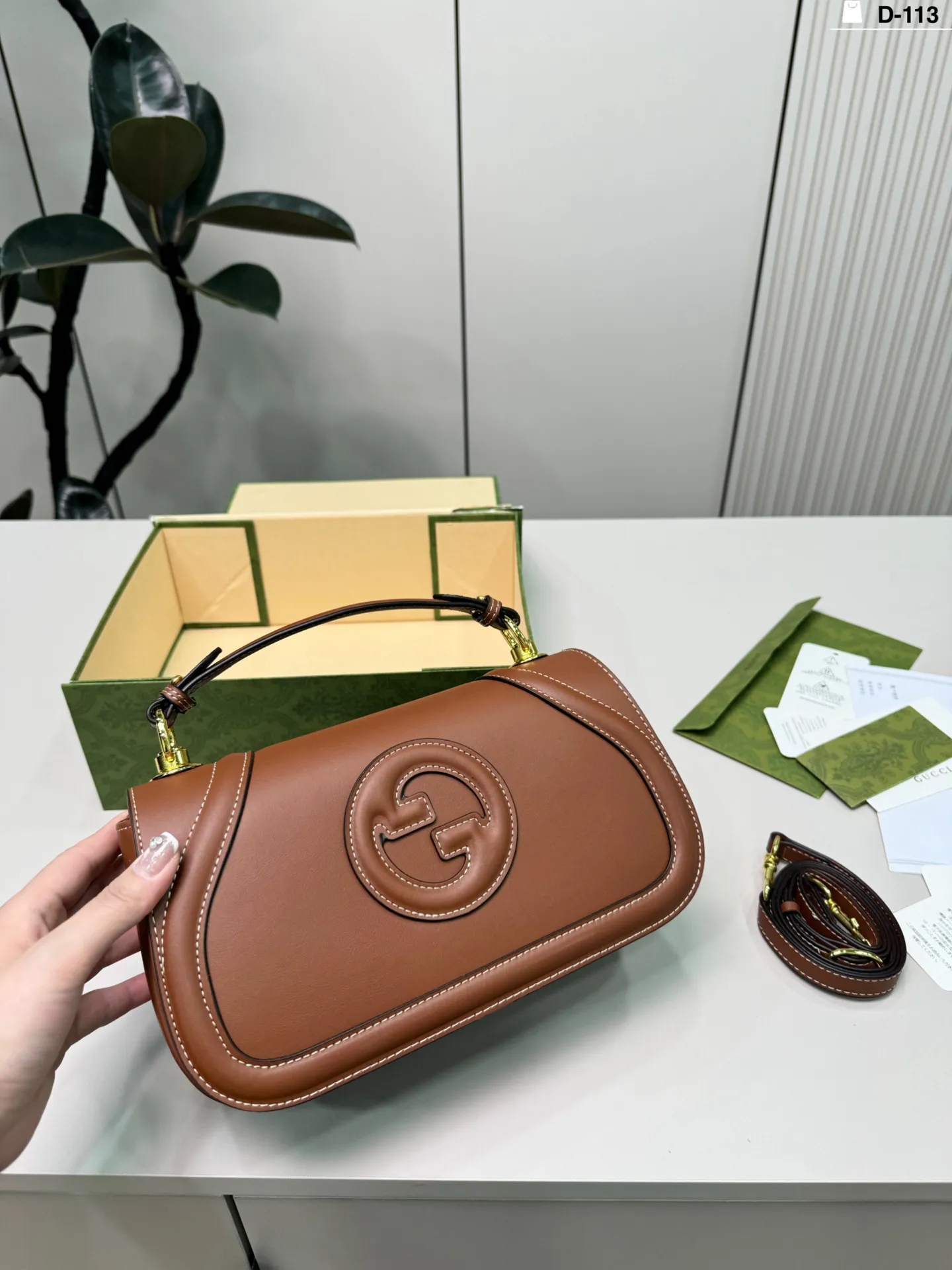 💰p140 D-113尺寸26×14折叠盒 Gucci 酷奇Blondie手提包 复古又时髦,辨识度超高! 通勤休闲都能搭。 搭配简约或复古风都很出彩,实用又吸睛,是时尚与功能兼备的必入单品!