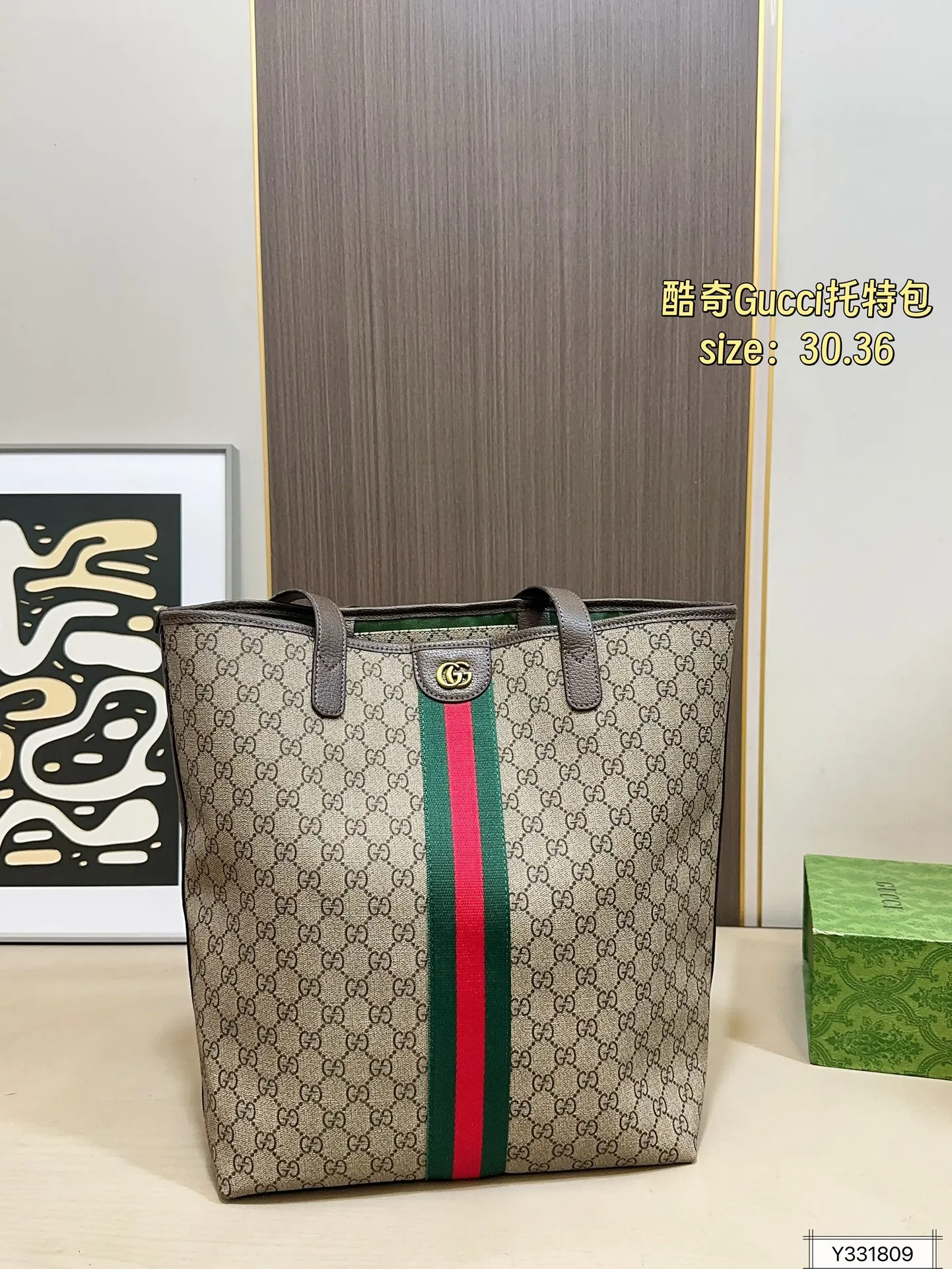 💰125 尺寸30&times;36 酷奇托特包Gucci 秀款首发Gucci Giglio系列女包，将佛罗伦萨的城徽融入设计，从Gucci百年档案馆珍藏的经典元素与传承技艺中汲取灵感，完美诠释古驰对优雅与创新的永恒追求~