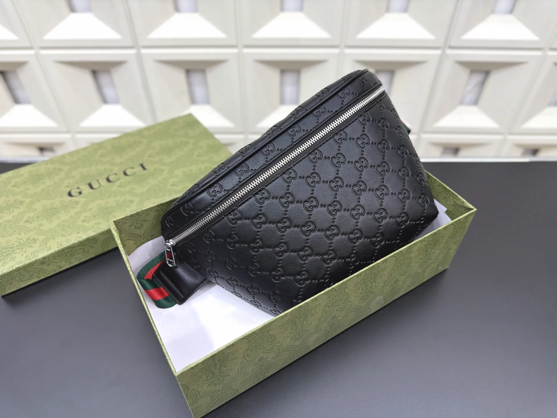 P110 Gucci 古奇 GG压花胸包 腰包 休闲百搭 实物拍摄 原厂原版面料 配送 防尘袋 18 x 30cm。