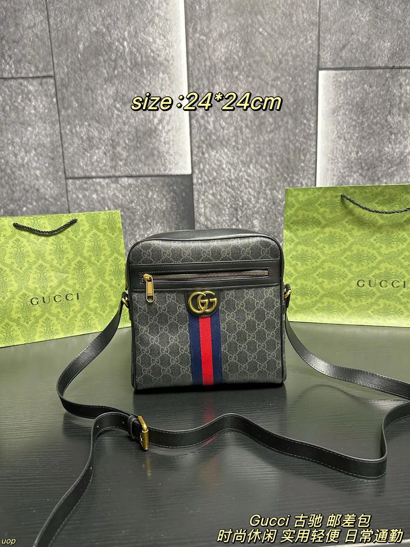 P125配盒 Gucci 古驰 邮差包 男包分享gucci 单肩包,gucci 比起非常火的双扣邮差包这一款古奇男士单肩包可以说非常低调了,经典帆布老花的,这款呢低调稳重,日常休闲也搭得来也可,包包容量比较大,适合出门背着,好看又能装。 尺寸:24*24cm