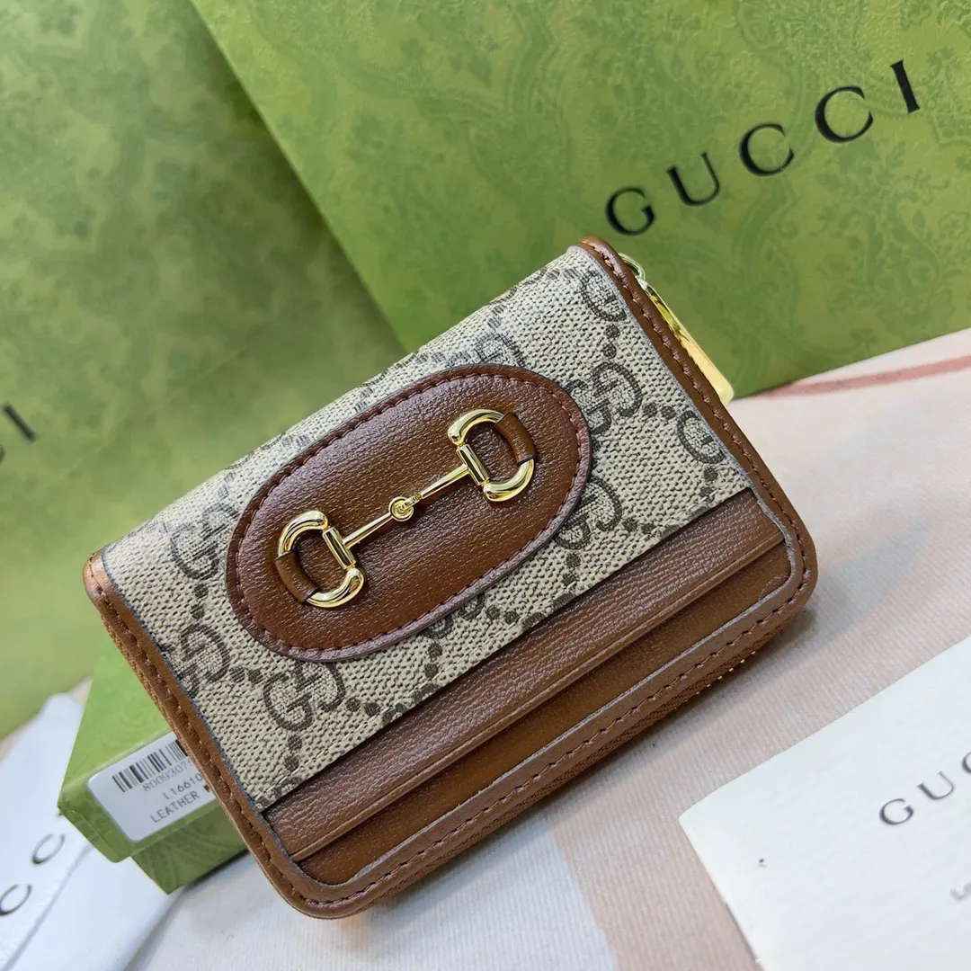P80🎀GUCCl 195501🎀颜色 白色🎀尺寸： 11.5*8.5*3🎀全新推出这款由GG Supreme高级人造帆布和棕色皮革材质制成的Gucci 1955马衔扣卡包。该系列采用与手袋一脉相承的双环和长条形设计，这一细节灵感借鉴自品牌的马术本源，是Gucci经典传承之一，也是品牌最具代表性的符号元素之一