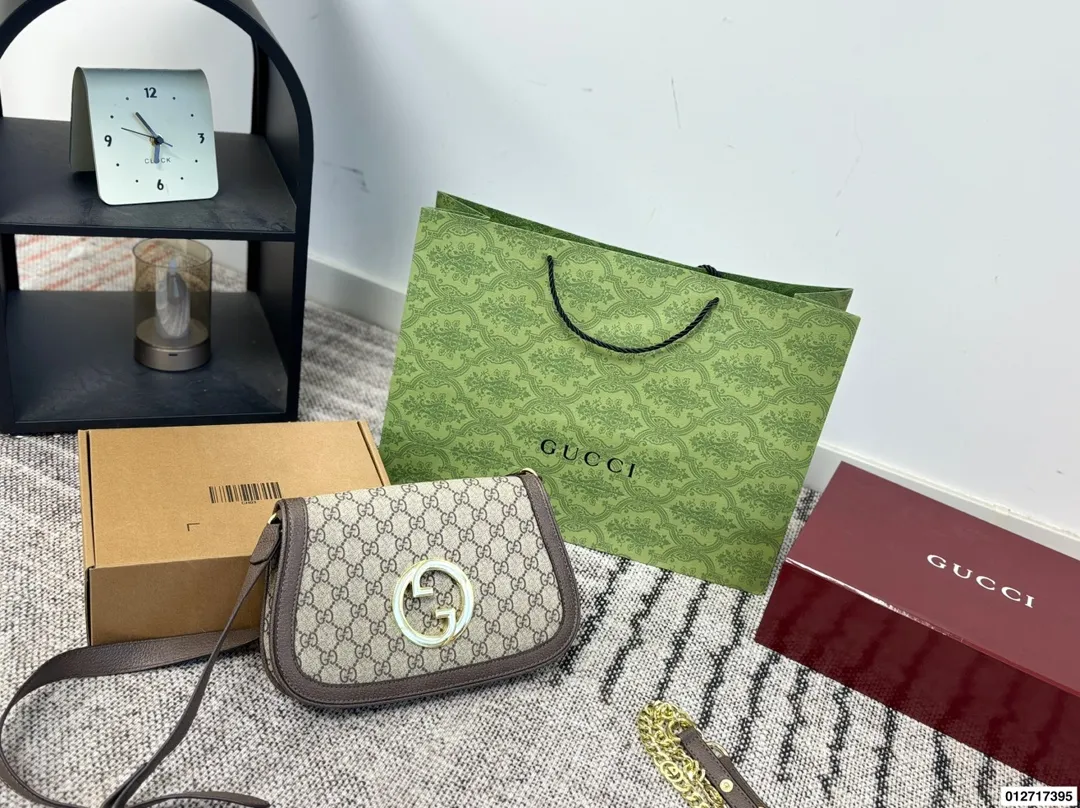 p155 礼盒包装🎁 Gucci 绝对的大爆款Blondie 金属镂空logo 搭配翻盖包身设计 经典且复古 绝不能错过尺寸：28.18