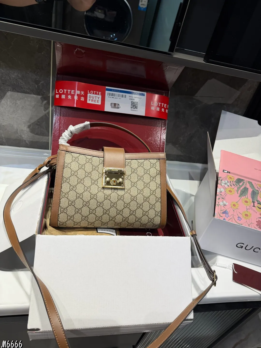 ❤️P195（折叠飞机礼盒）❤️ gucci永不过时的经典Gucci padlock从颜值到使用感都非常YYDS，简约百搭，经典款式不容易过时，造型也以大方舒适，容纳性好为特点肩带搭配也是从典藏设计中直接取用的钥匙扣设计如果你想拥有一只大牌的爆款包包，又想要容量大，造型百搭，年轻时尚，我觉得这一款是非常完美的，如果你是身材娇小的姐妹，喜欢大包，又担心视觉上有点压 这款包包绝对是你的首选 尺寸26.18cm